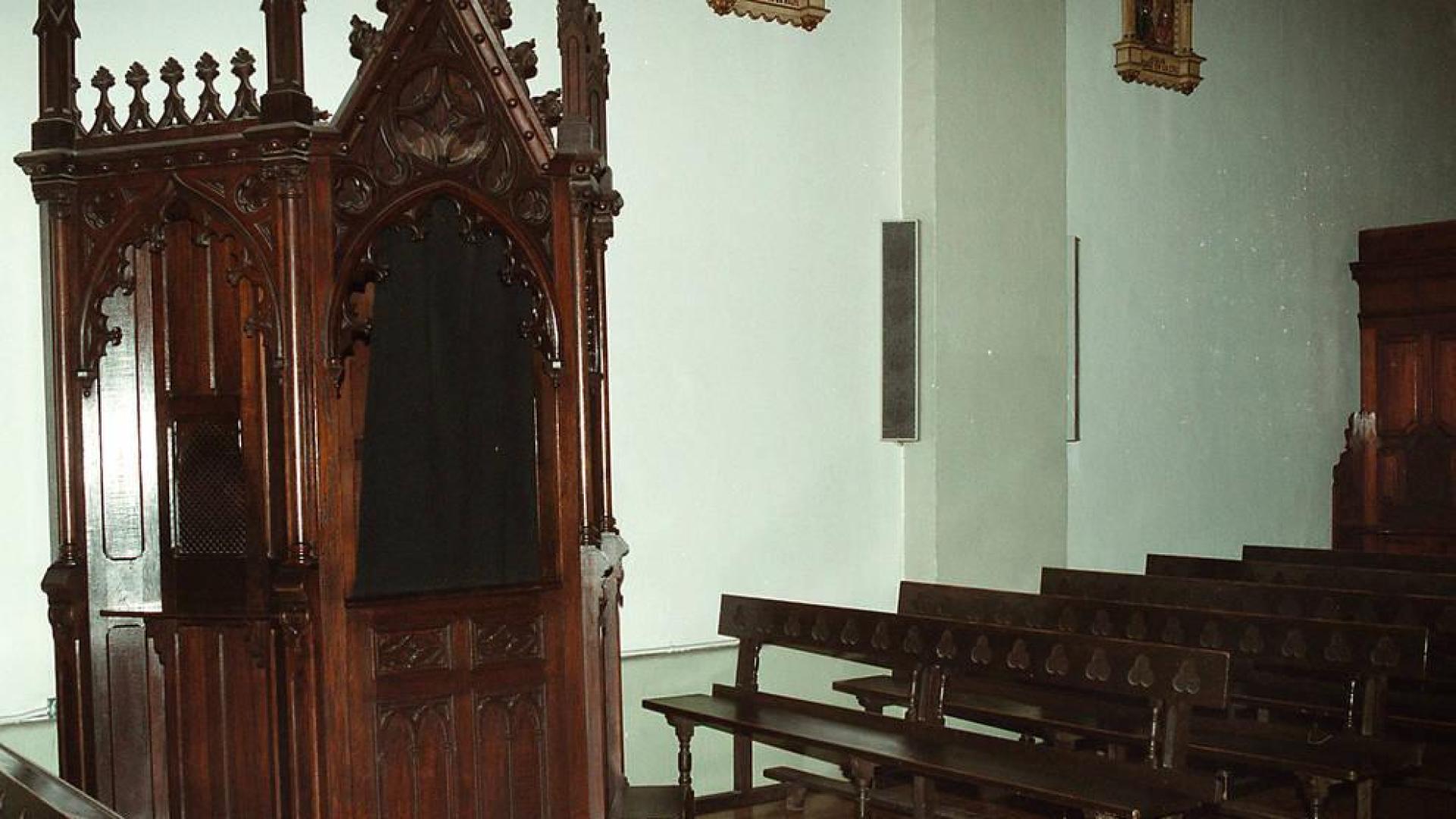Un confesionario en una iglesia.