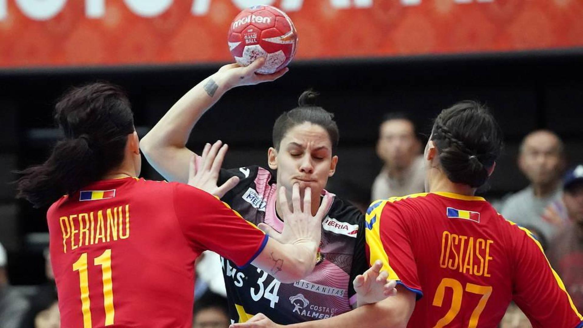 Alicia Fernández intenta superar la defensa rumana.