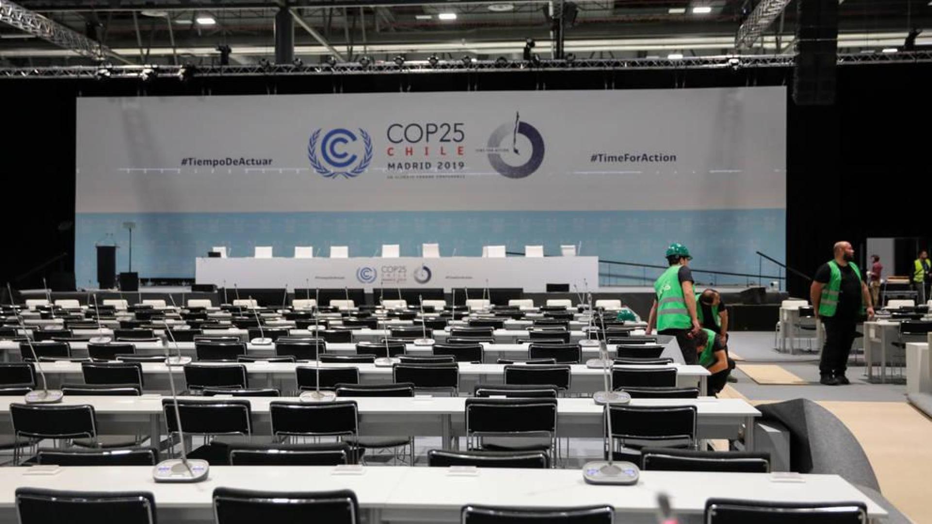 Varios operarios trabajan en el plenario de la Feria de Madrid en los preparativos de la Cumbre del Clima