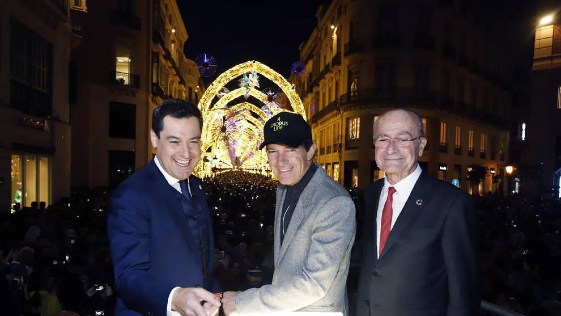 Málaga capital ya luce su alumbrado navideño y los espectáculos que sumergen a malagueños y visitantes en el ambiente de estas fechas. El actor Antonio Banderas ha sido el encargado de encender este viernes esta decoración, asegurando que todo es "es muy impresionante, verdaderamente impresionante".