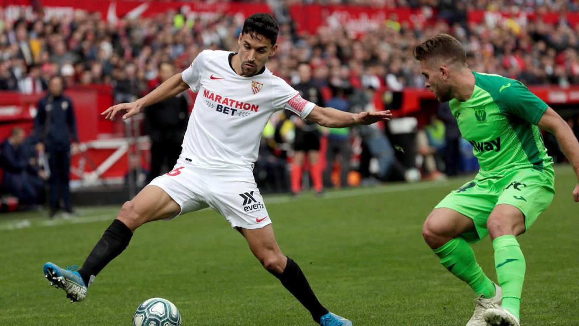 El centrocampista del Sevilla Jesús Navas y el defensor del Leganés Kévin Rodríguez disputan el balón
