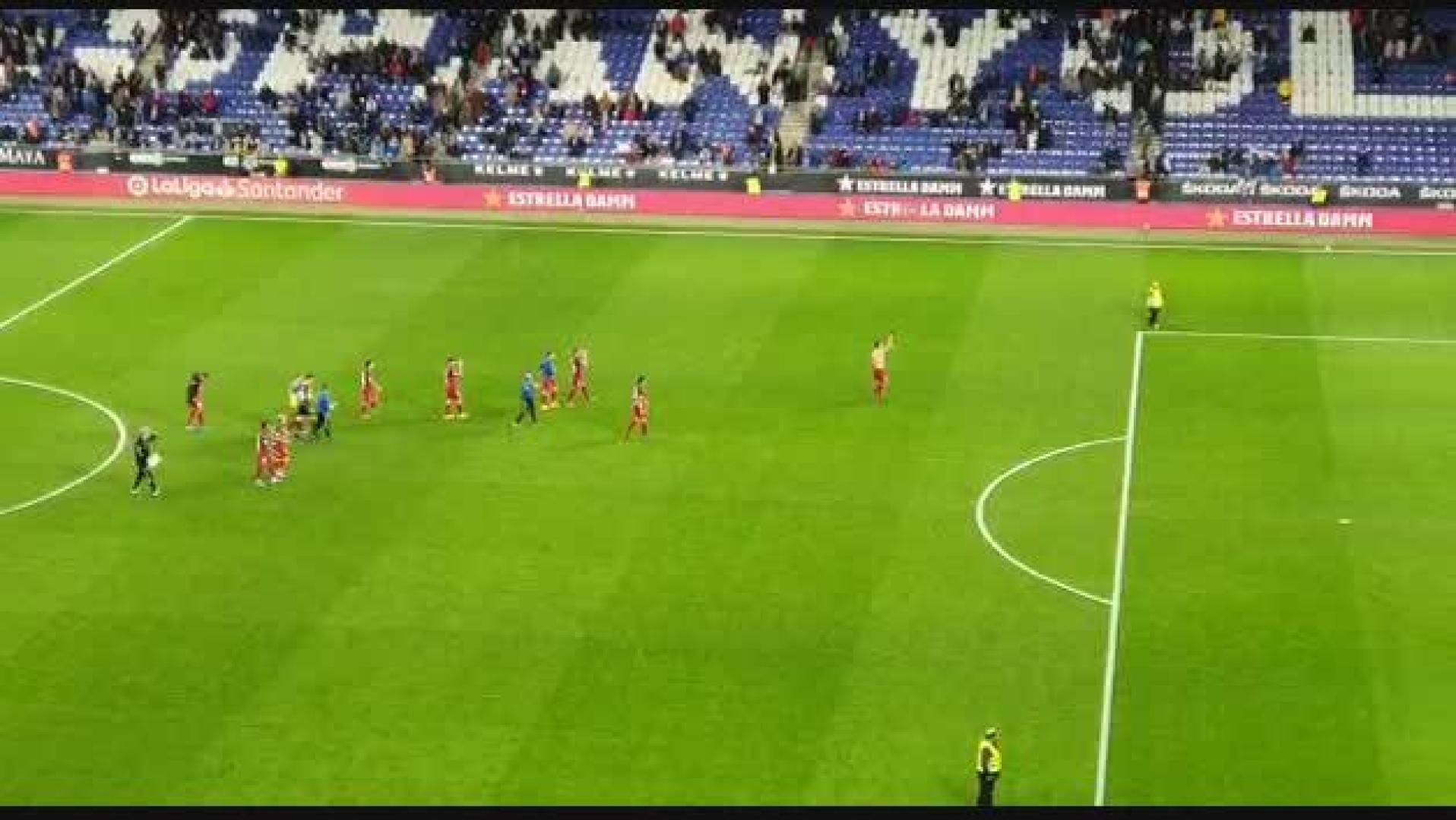 Los jugadores han celebrado la victoria con la afición de Osasuna en el RCDE Stadium