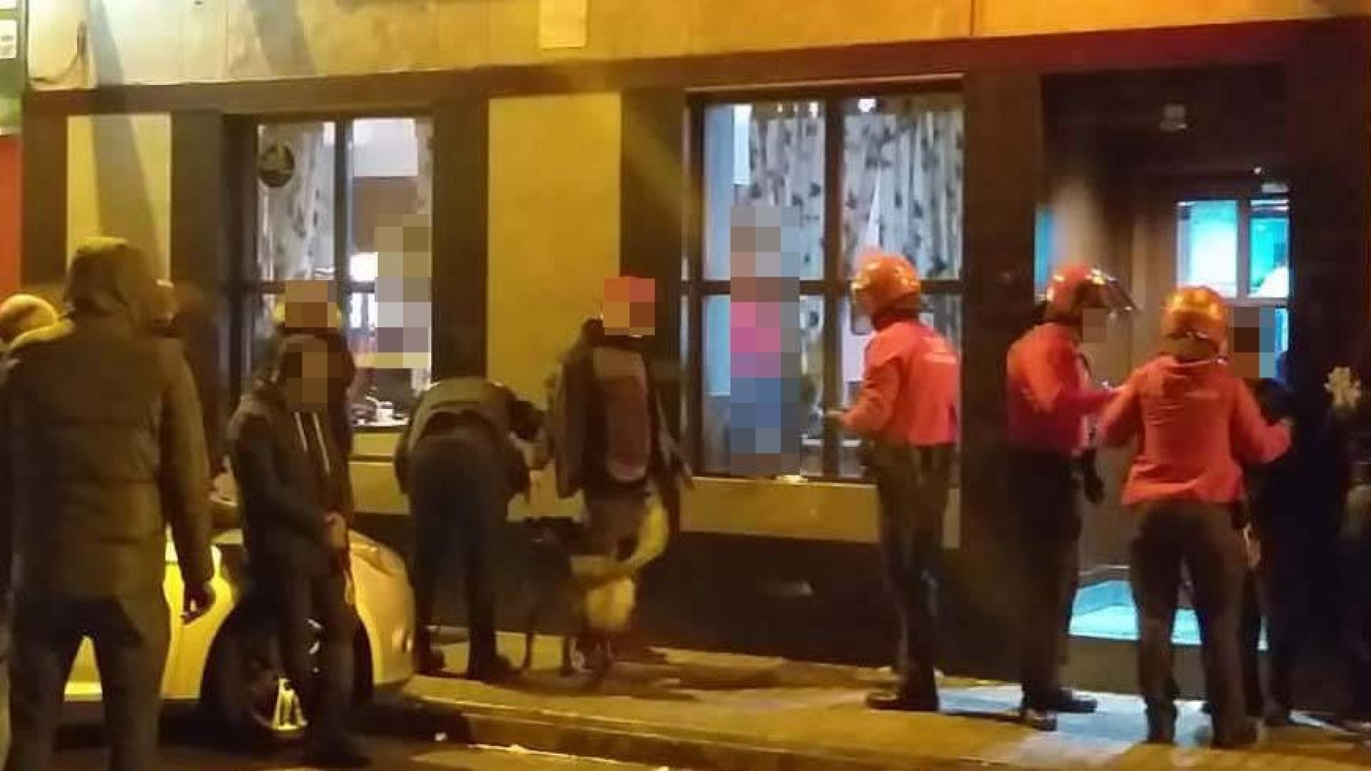 Momento de la redada de la Policía Foral en el bar de San Jorge.