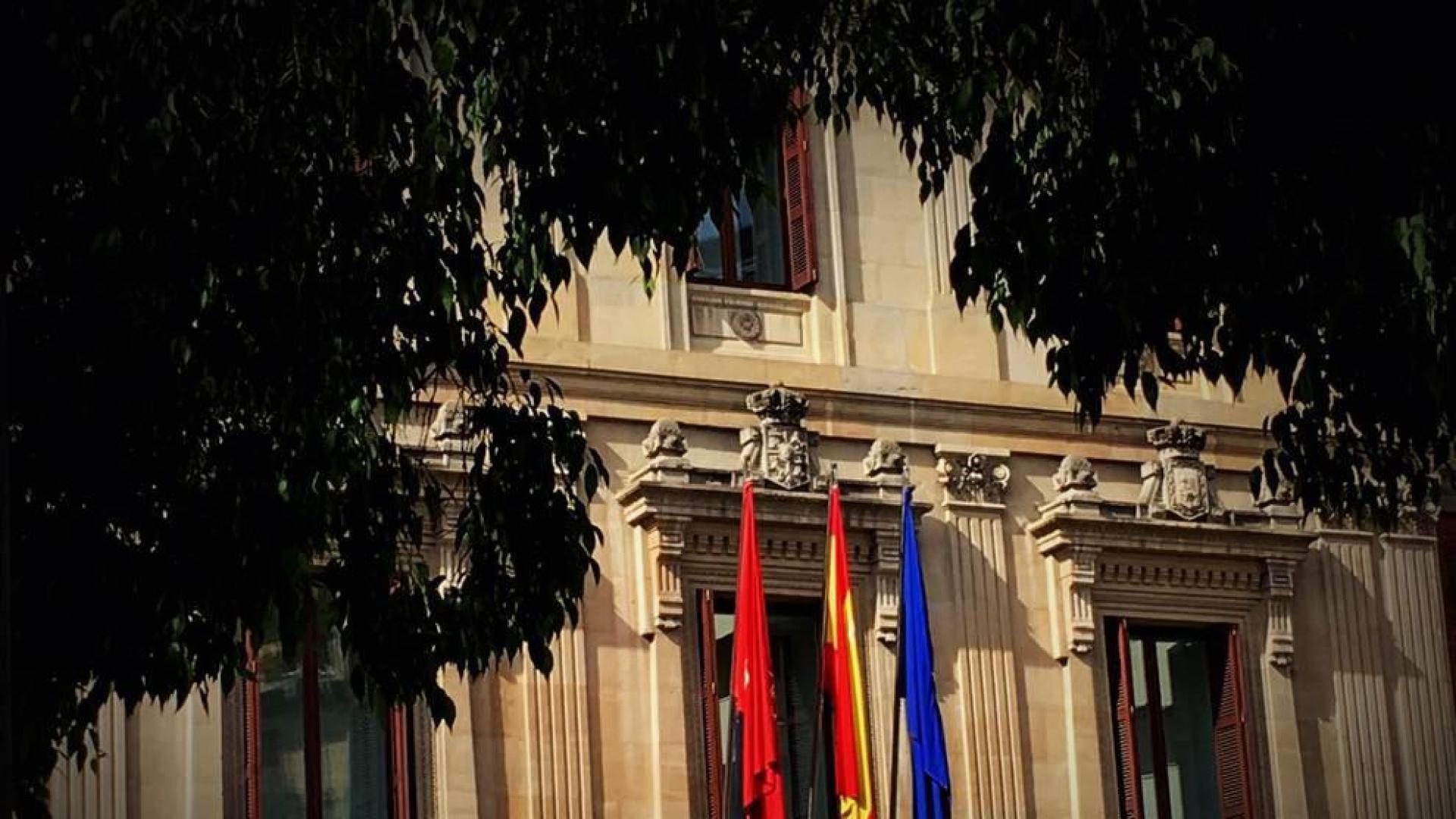 El Parlamento de Navarra vuelve a colocar la bandera de la Unión Europea