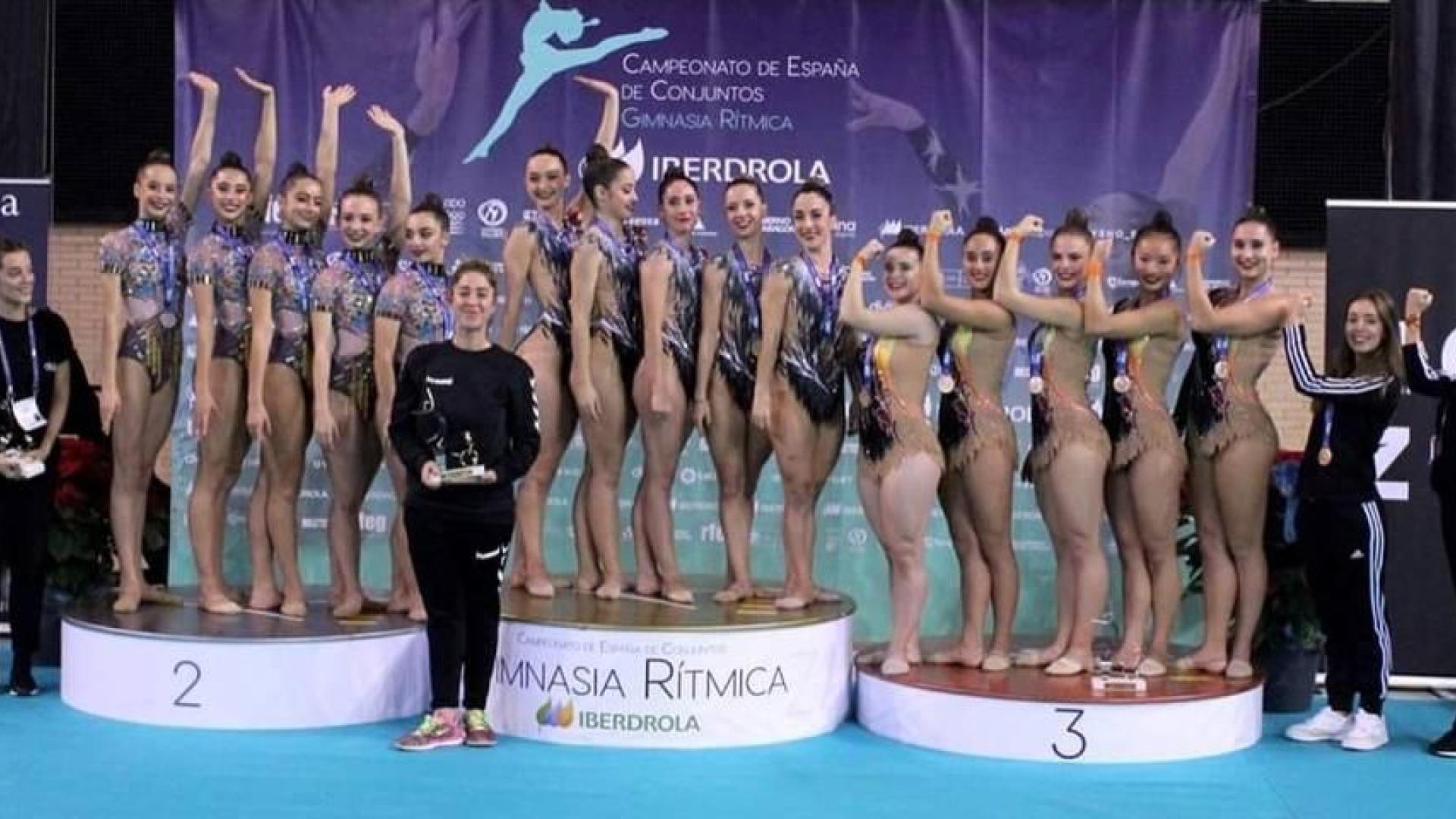 El podio de la categoría sénior, con los dos equipos navarros en los puestos 1 y 2. Zaragoza fue tercero.