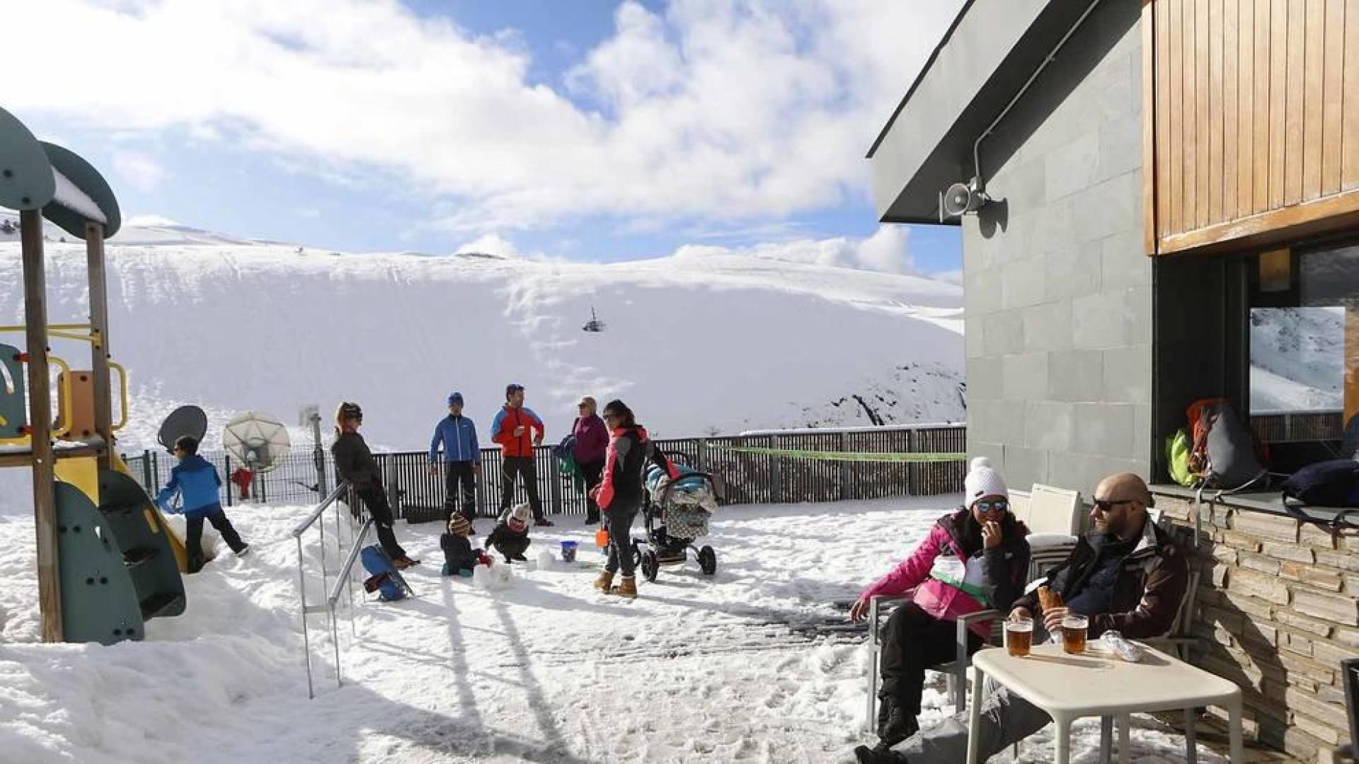 Fotos del inicio de la temporada de esquí en la estación de Larra-Belagua