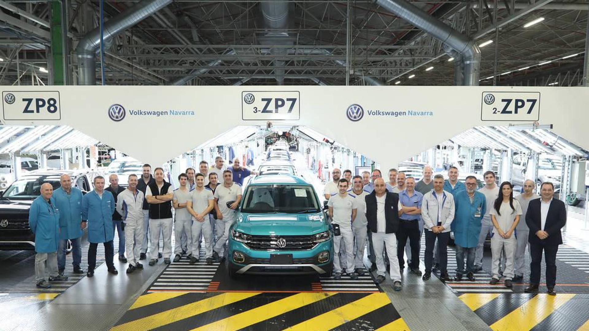 El coche 300.000 de Volkswagen Navarra, un T-Cross con destino Japón, en la línea de Revisión Final, junto a trabajadores de Producción y Calidad.