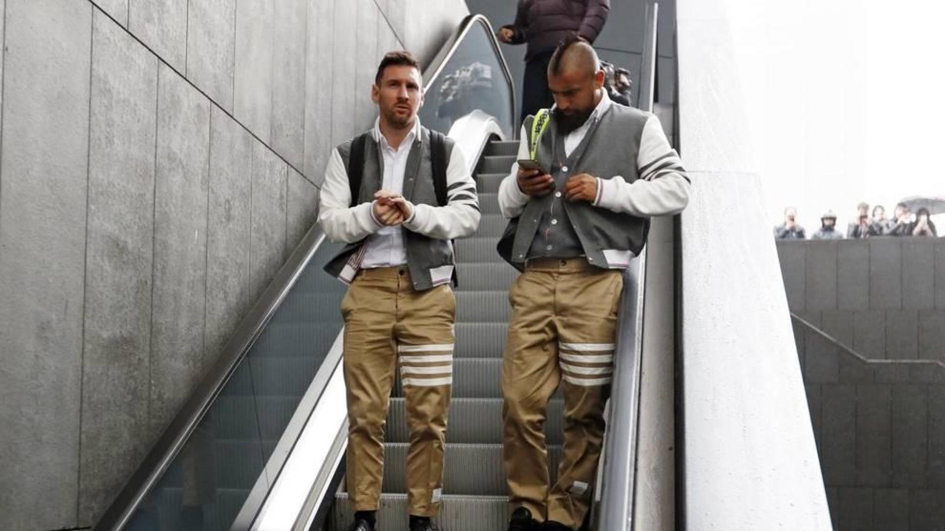 El controvertido nuevo uniforme de paseo del Barça valorado en más de 6.000€