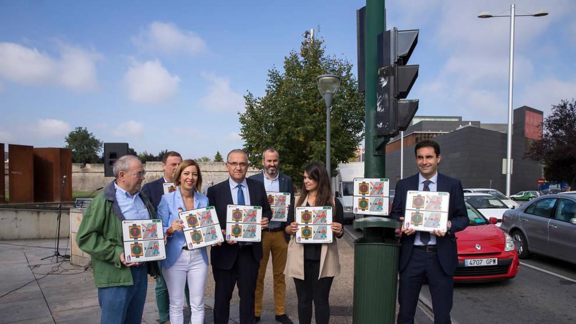 Pamplona pondrá pictogramas informativos en los pasos de peatones semaforizados