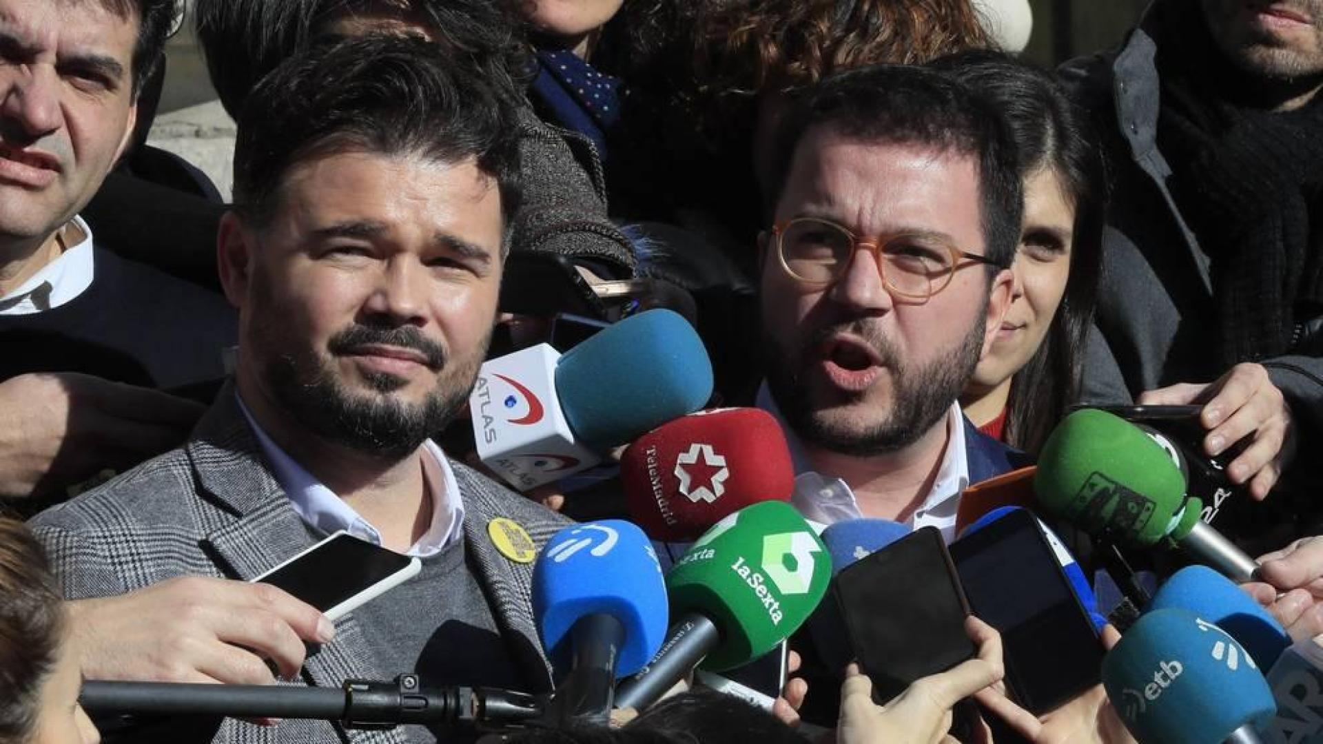 El portavoz parlamentario de ERC, Gabriel Rufián (i) y el vicepresidente de la Generalitat, Pere Aragonès (d) se dirigen a los medios de comunicación en las escalinatas del Congreso.