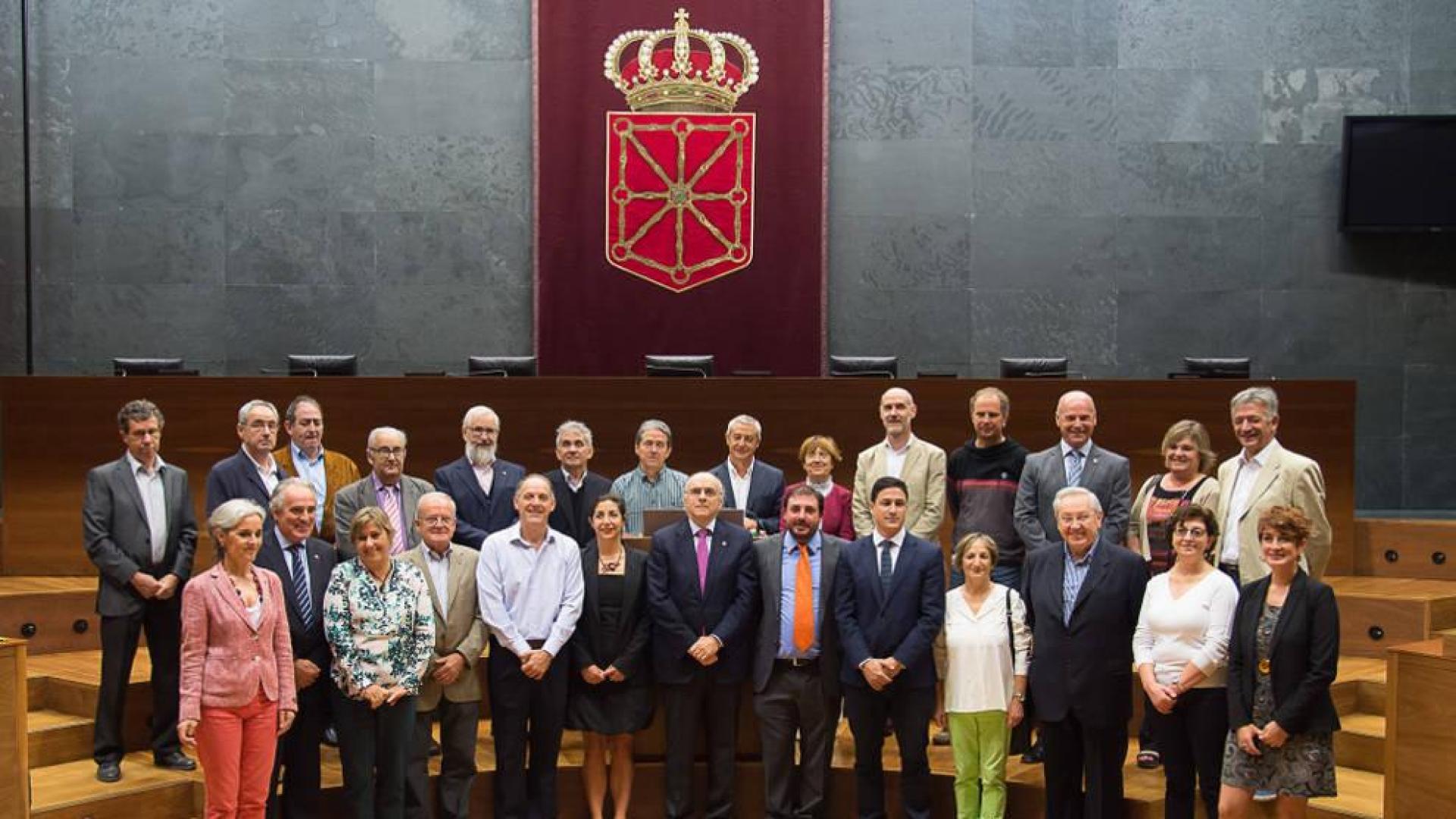 Miembros de Euskaltzaindia visitan la Cámara foral