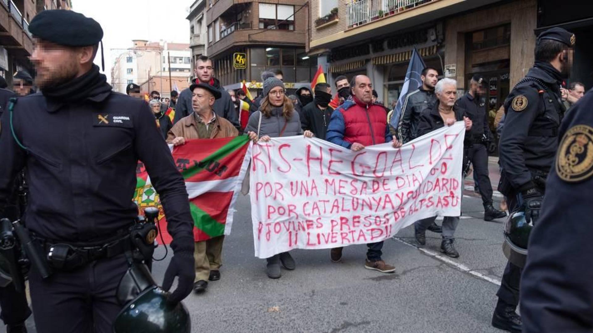 Once manifestantes a favor de los presos de Alsasua, escoltados en Calahorra