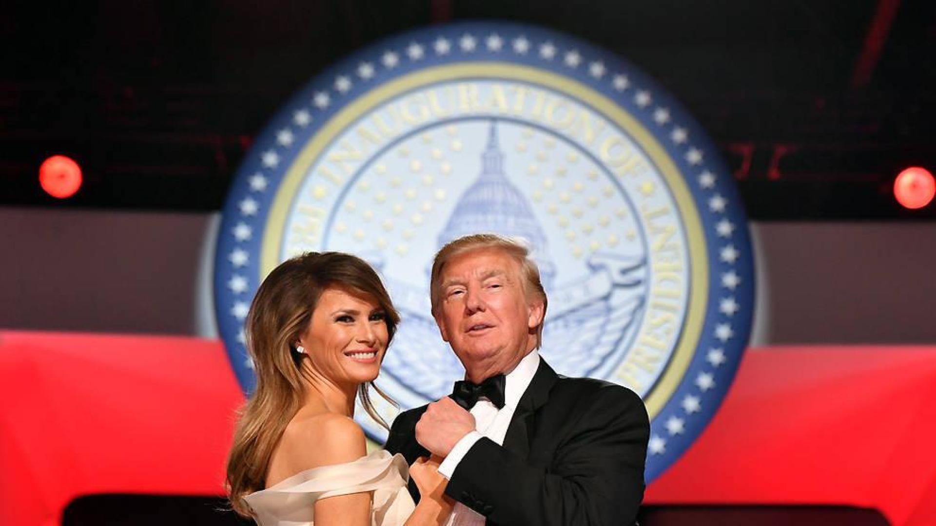Donald Trump y Melania presumen del triunfo en su primer baile presidencial