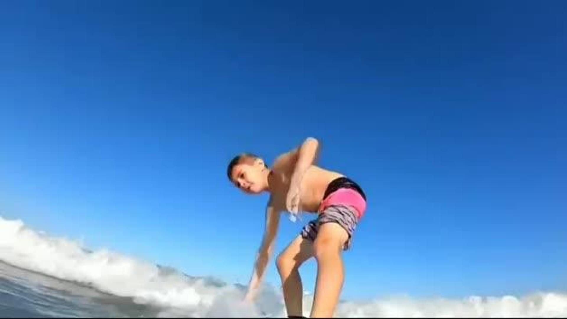 Un tiburón choca contra la tabla sobre la que hacía surf un niño en Florida