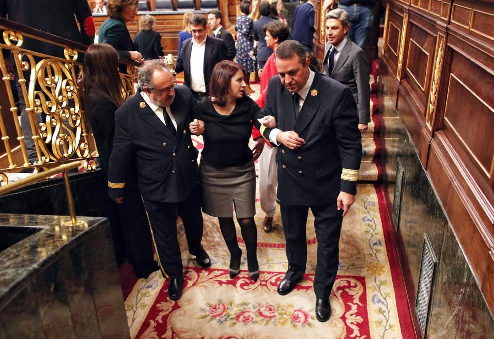 La socialista Adriana Lastra se tropieza y cae al suelo cuando iba a votar