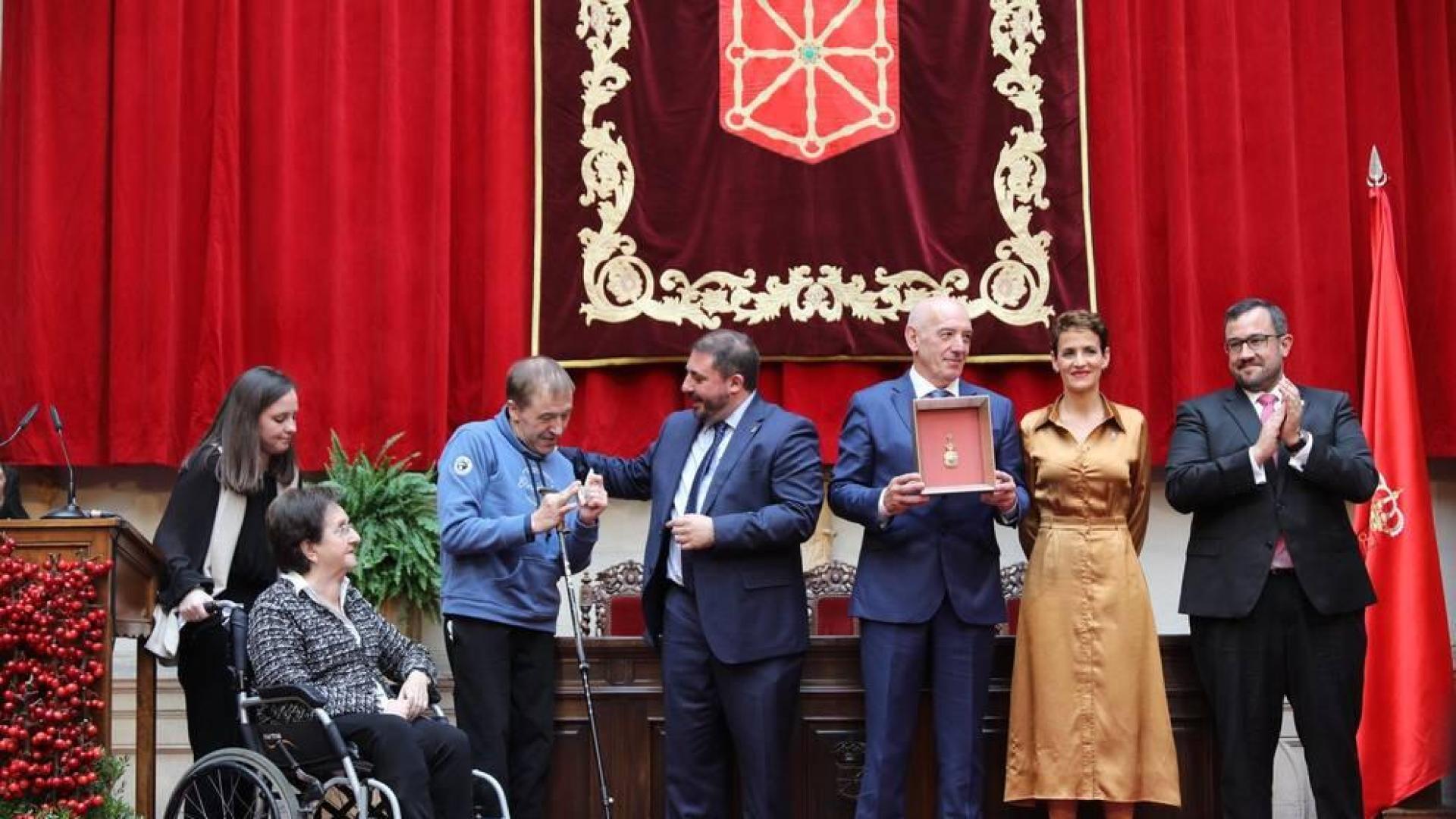 Acto institucional de celebración del Día de Navarra, en el que la presidenta María Chivite ha entregado la Medalla de Oro de la comunidad a la asociación de daño cerebral ADACEN.