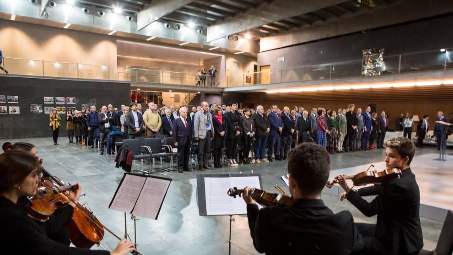 Fotografías del acto institucional de conmemoración del 40 aniversario de las primeras elecciones democráticas que ha tenido lugar en el Parlamento de Navarra.