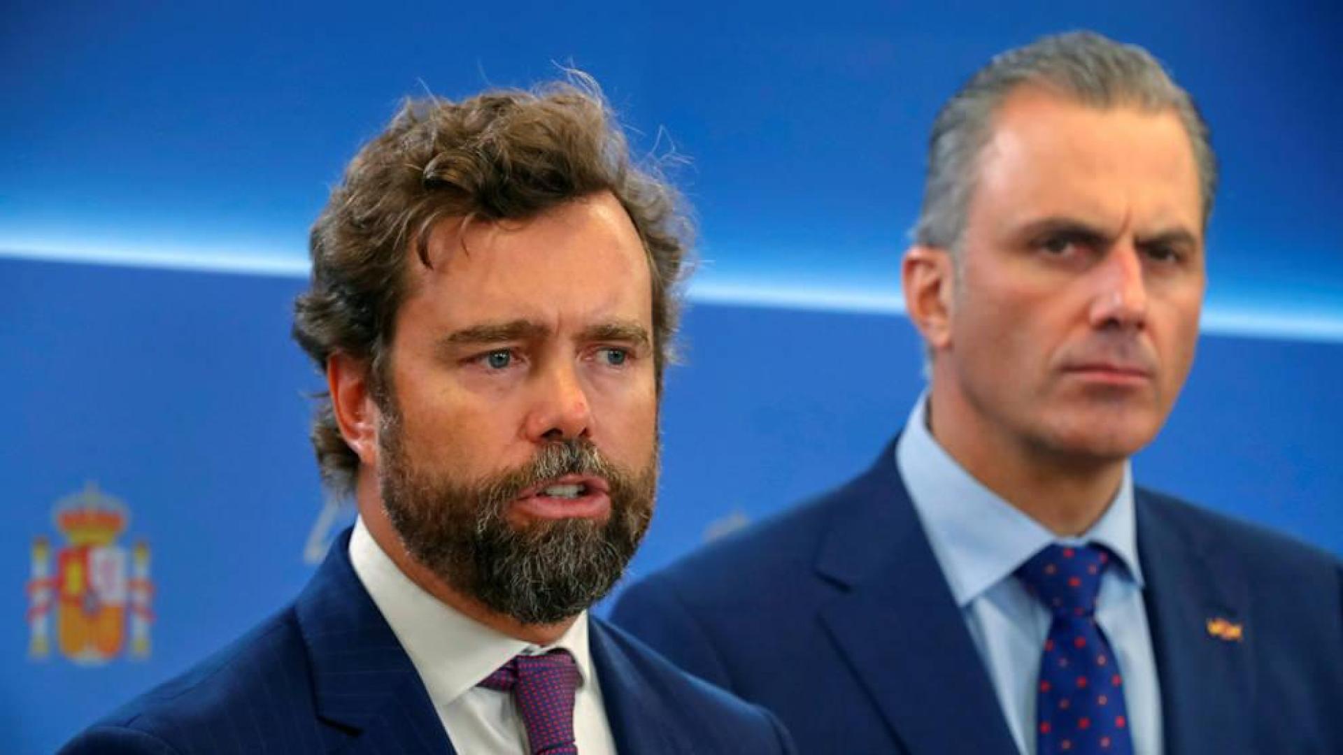 El portavoz de VOX, Iván Espinosa de los Monteros (i), y el secretario general del partido, Javier Ortega Smith, en el Congreso.