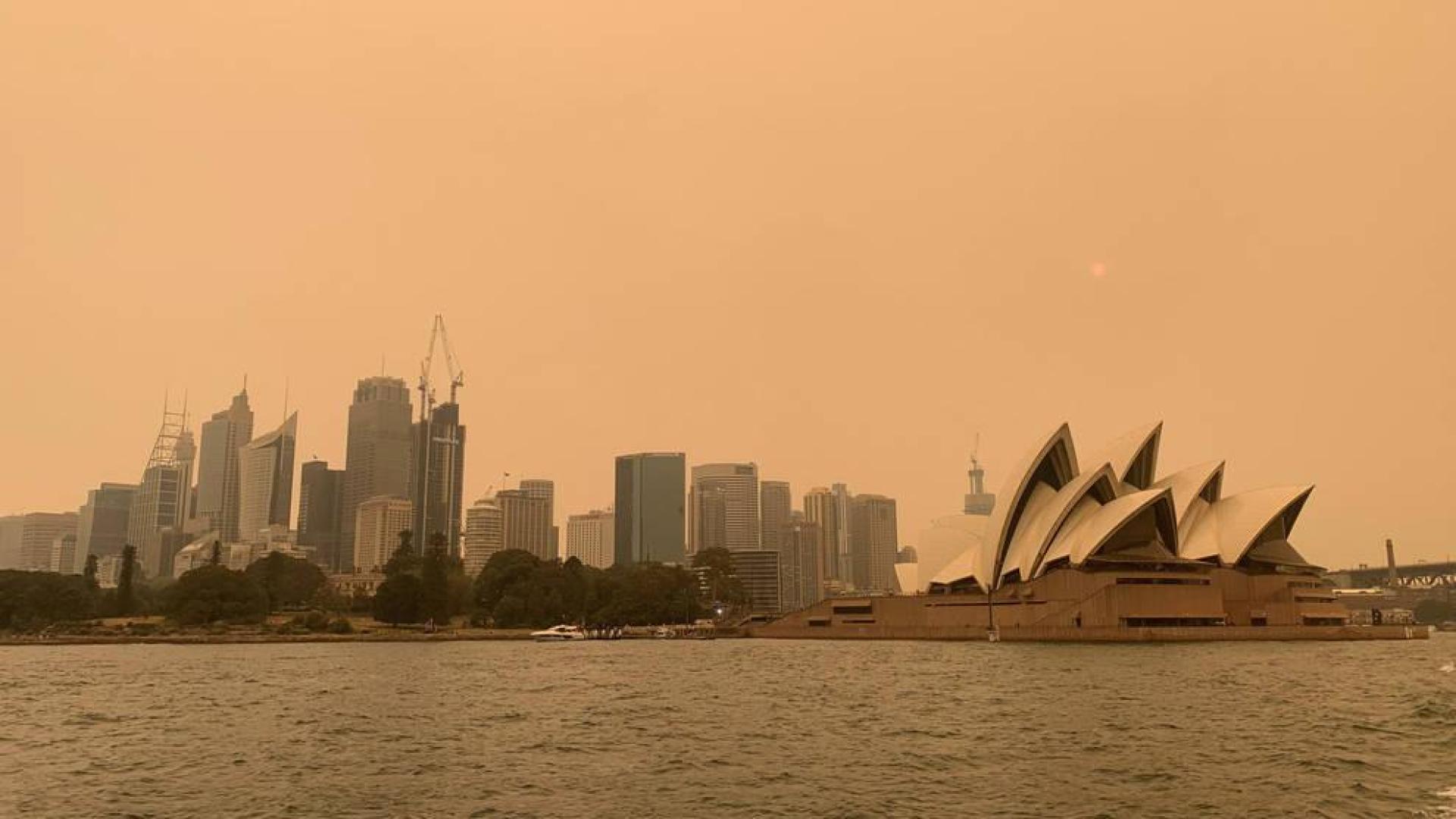 Sídney se ha visto afectada por una espesa capa de humo del centenar de incendios que arden en la costa este de Australia
