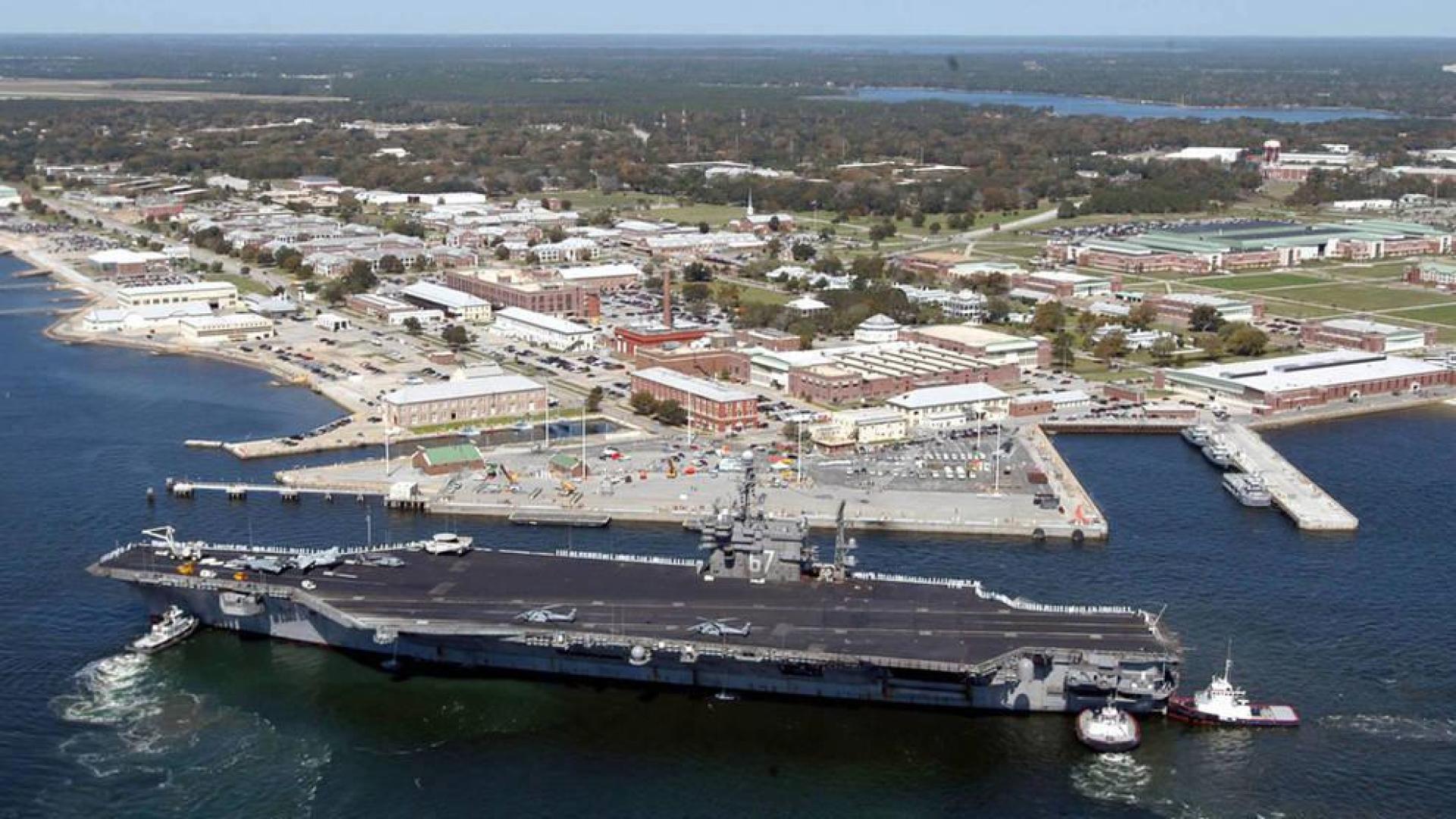 Confirman dos muertes en un tiroteo en una base naval en Florida