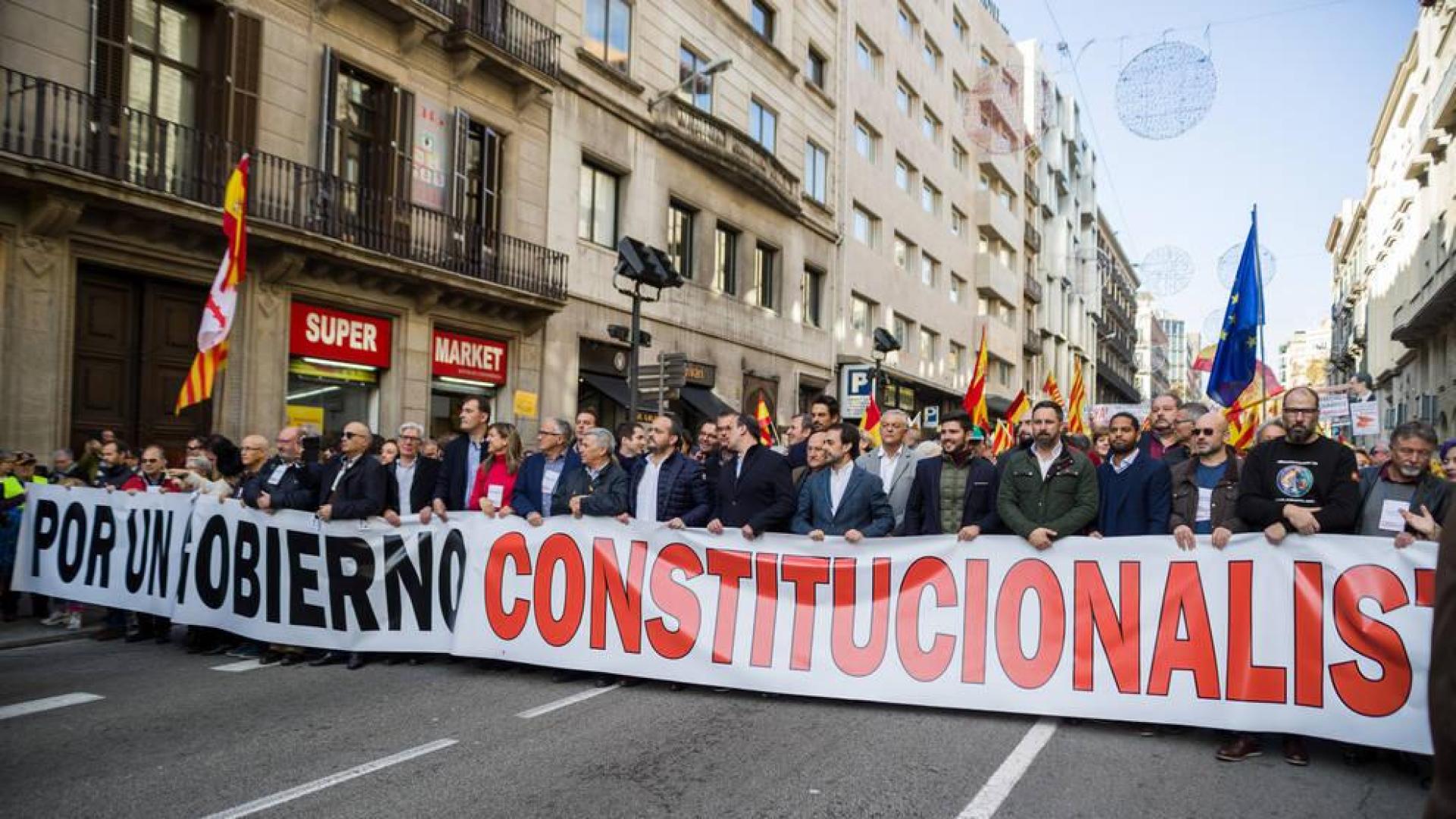 Cabecera de la manifestación por la Constitución celebrada en Barcelona