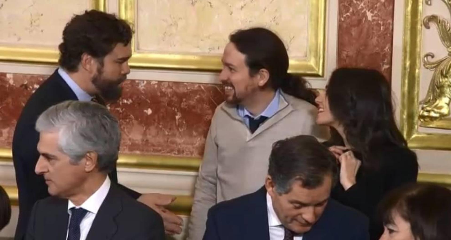 Un corrillo entre Iglesias, Espinosa de los Monteros y Arrimadas, anécdota del Día de la Constitución