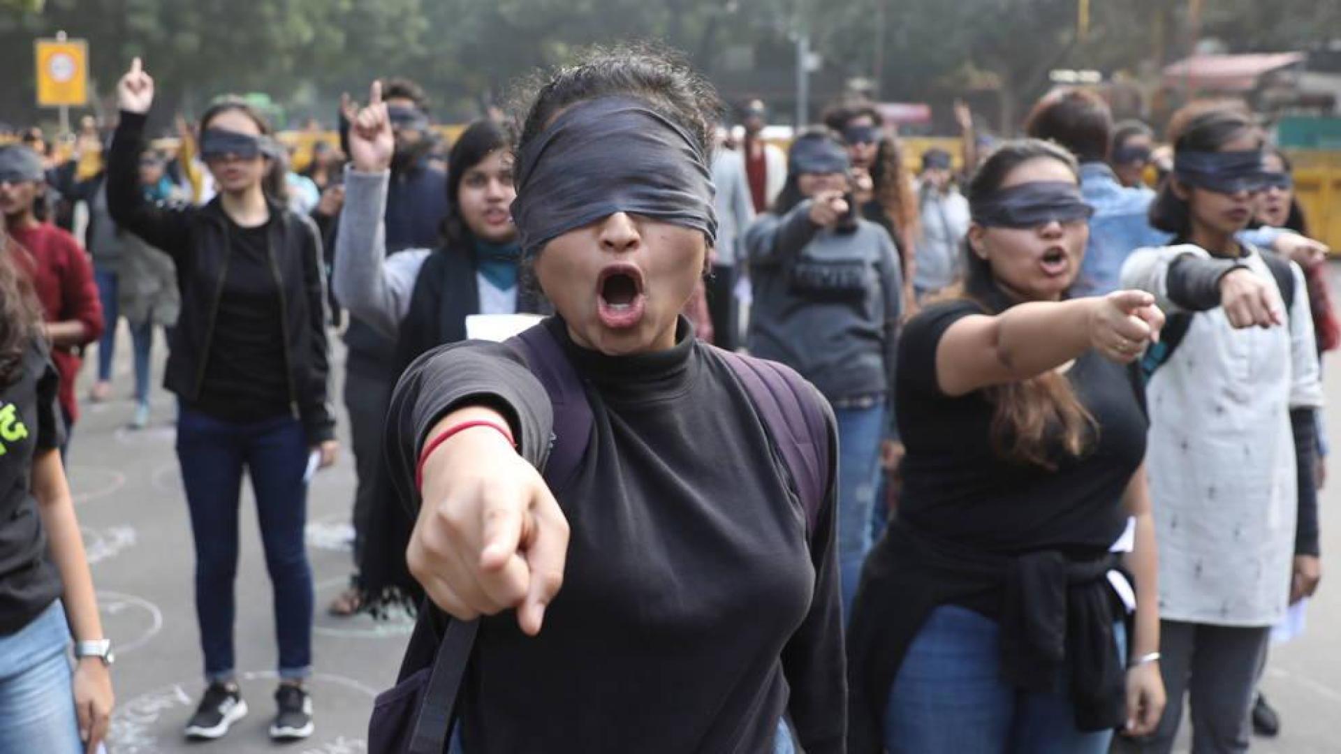 Una víctima de violación muere en la India tras ser agredida cuando acudía a testificar