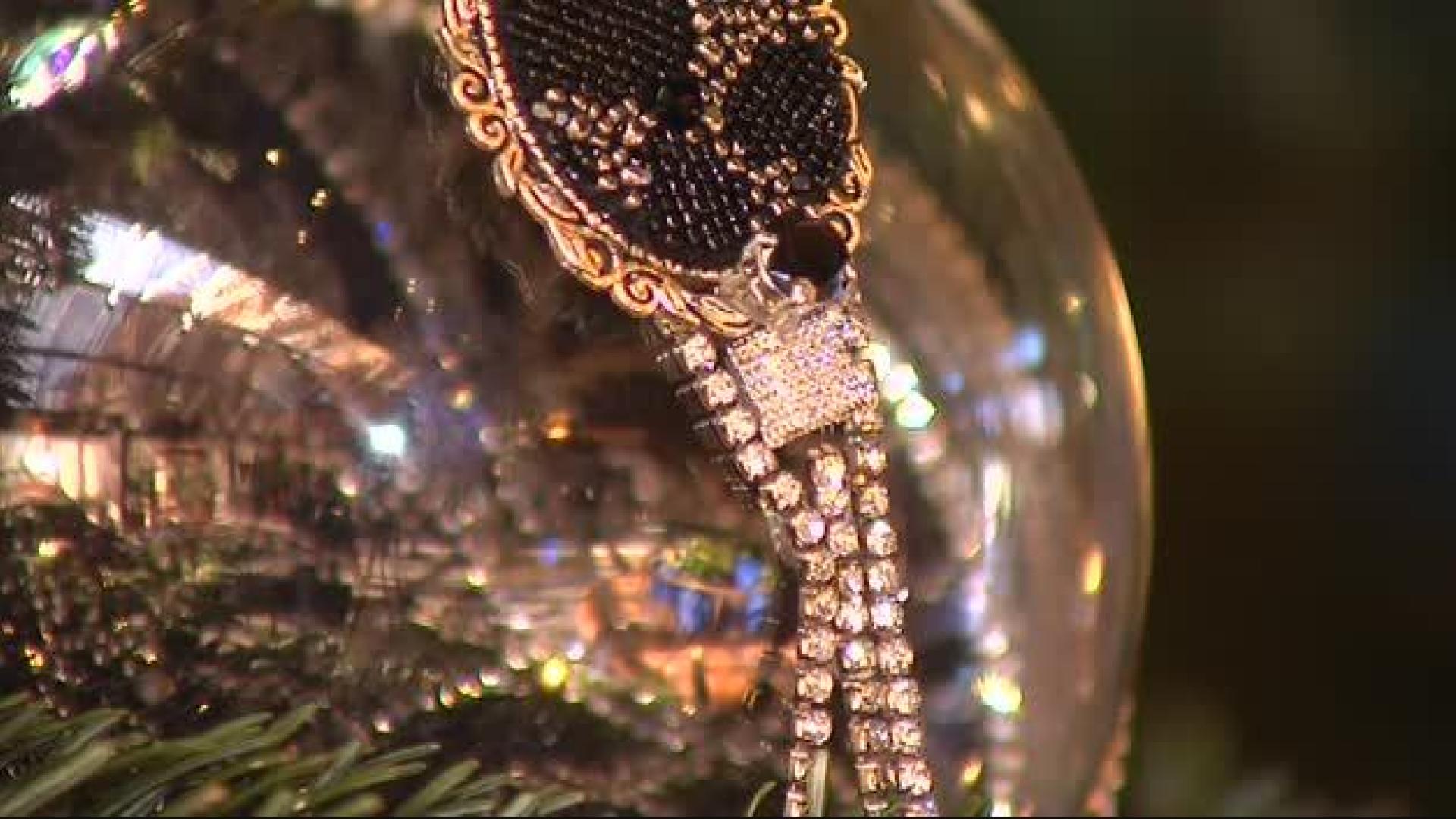 Instalan el árbol más caro del mundo en la localidad malagueña de Estepona