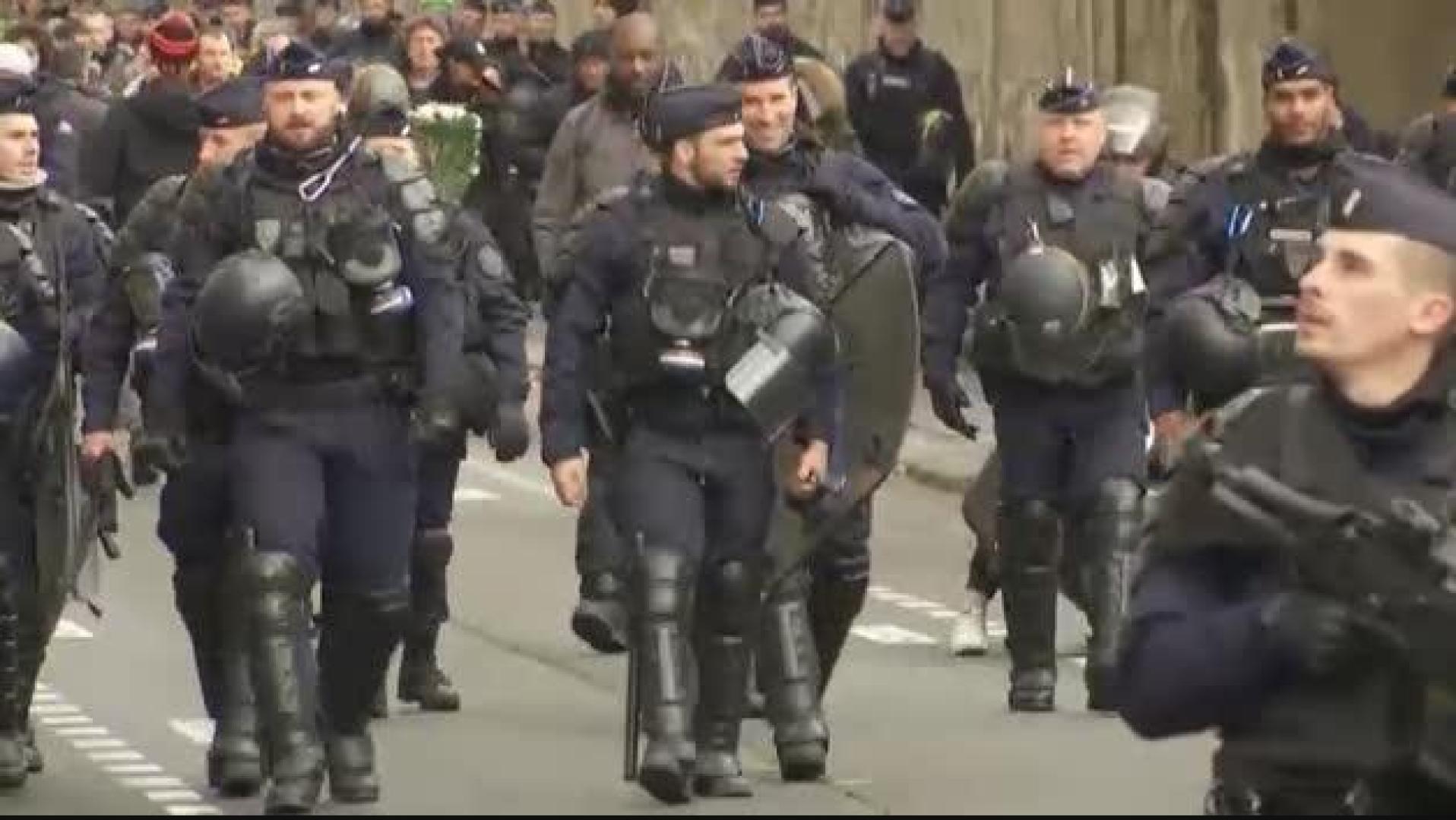 Macron se enfrenta en la calle a protestas sindicales y de chalecos amarillos