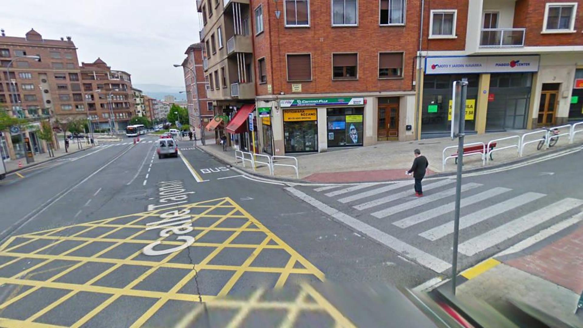 Una joven herida leve tras una colisión de un coche y su moto en Pamplona