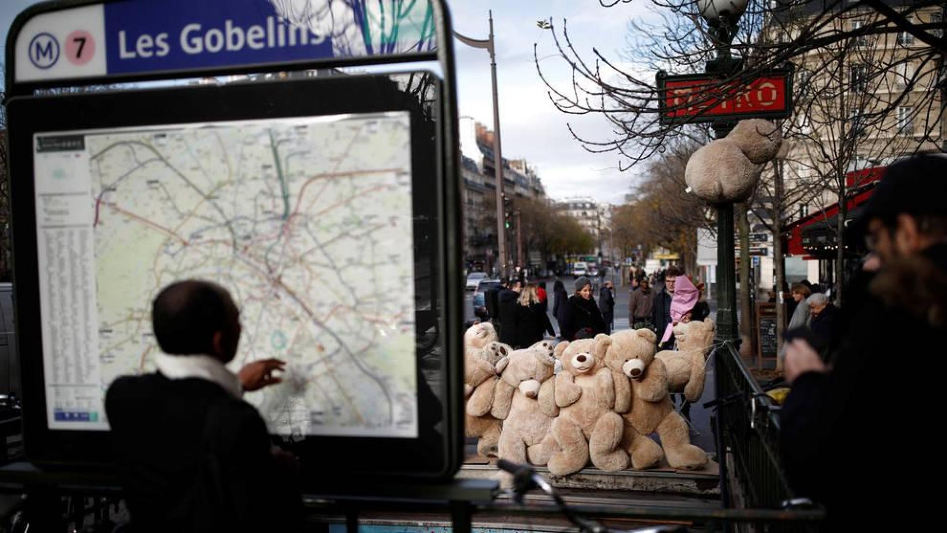 Macron prepara su reforma de pensiones bajo la presión de una huelga dura