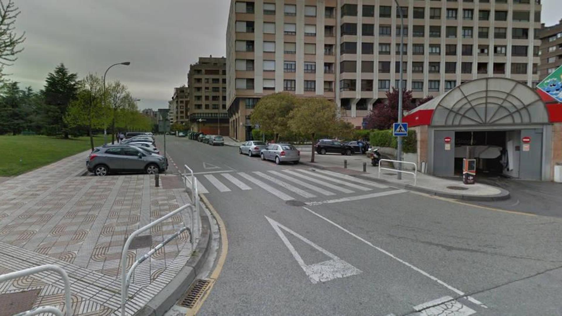 Pinchan 20 ruedas de vehículos aparcados en la calle Acellla de Pamplona
