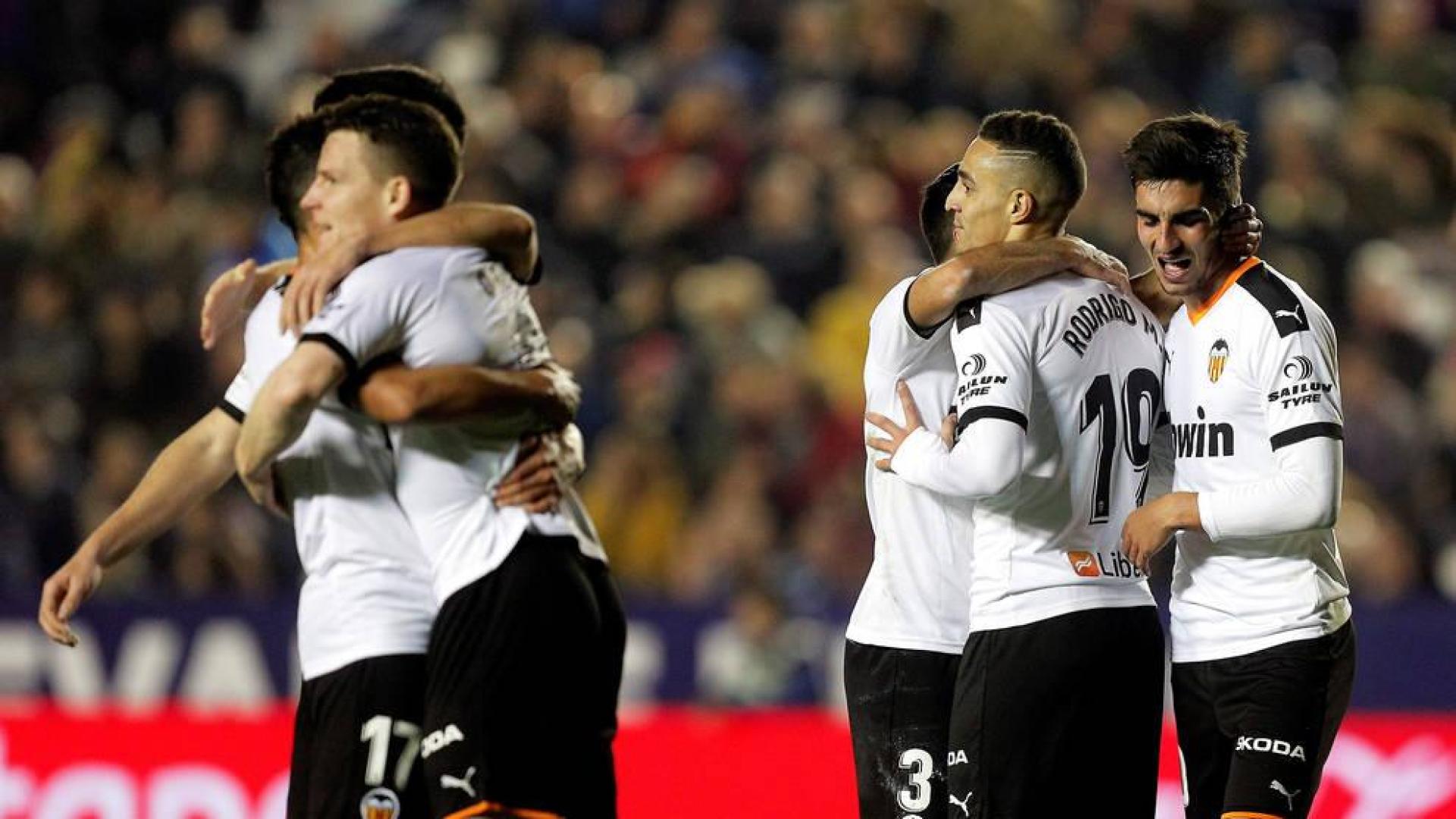 El Valencia golea a un Levante que se diluyó en el segundo tiempo