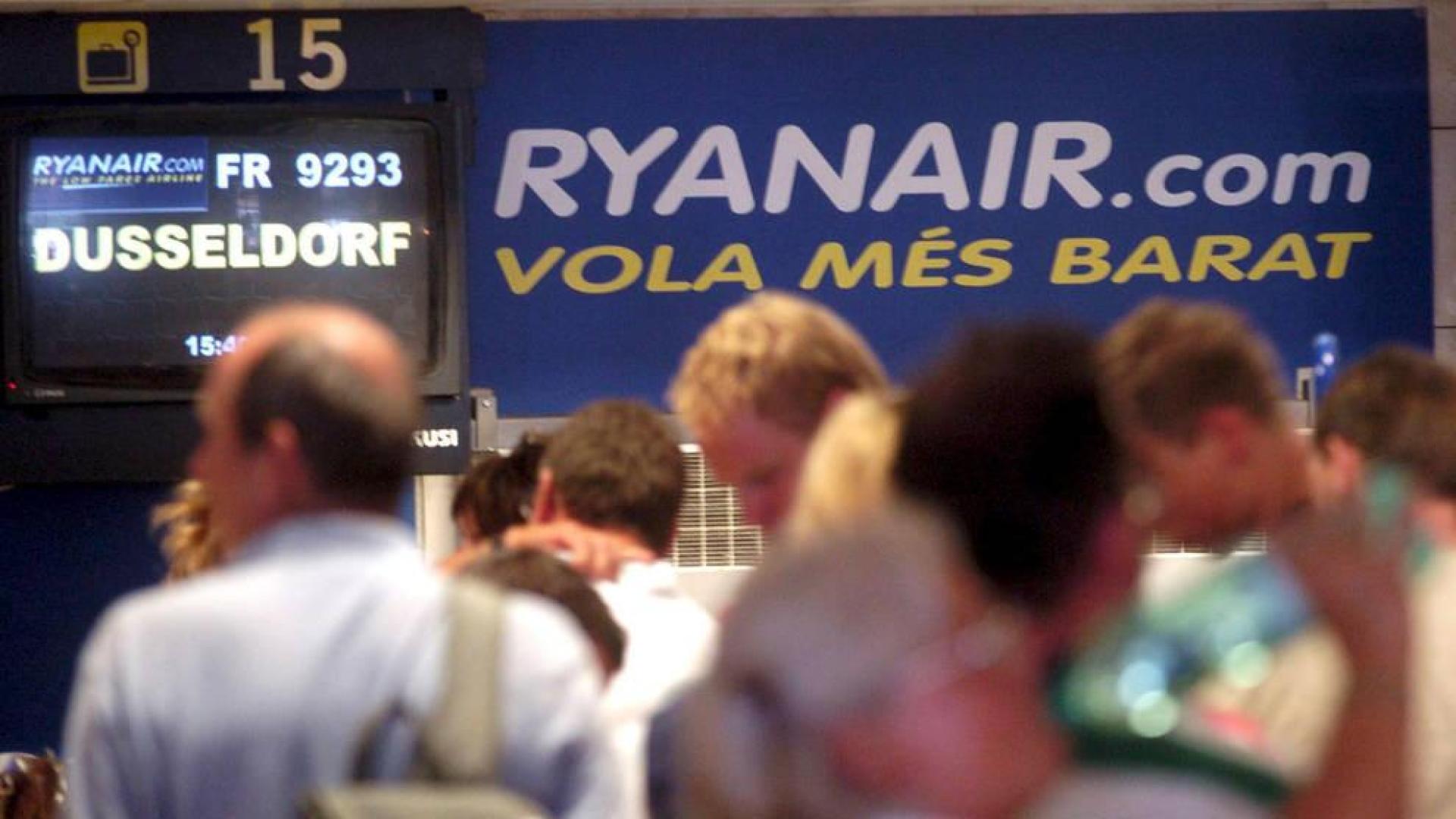 Los turistas hacen cola en el aeropuerto de Girona.