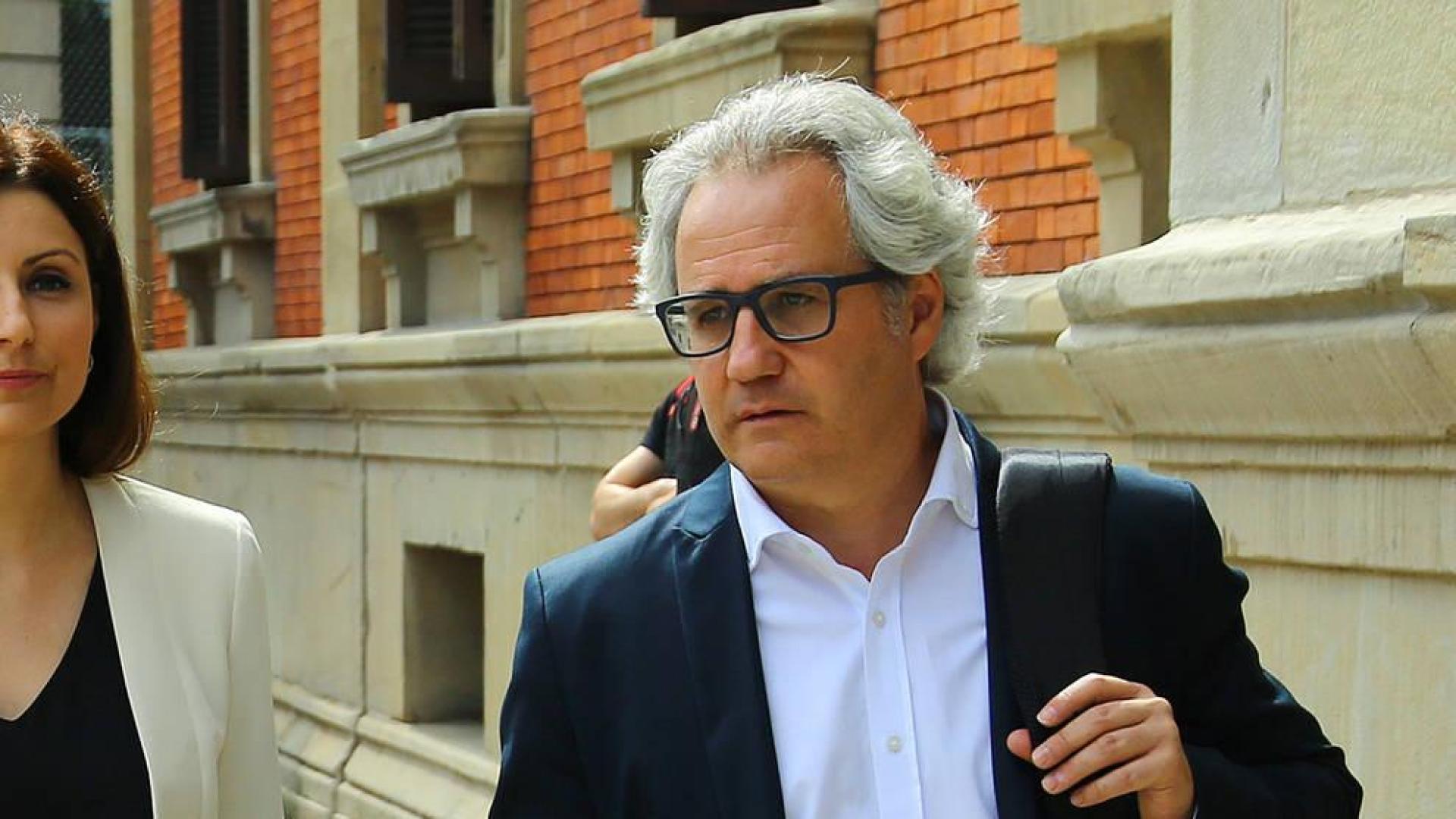 Carlos Pérez-Nievas, de camino al pleno de este jueves.