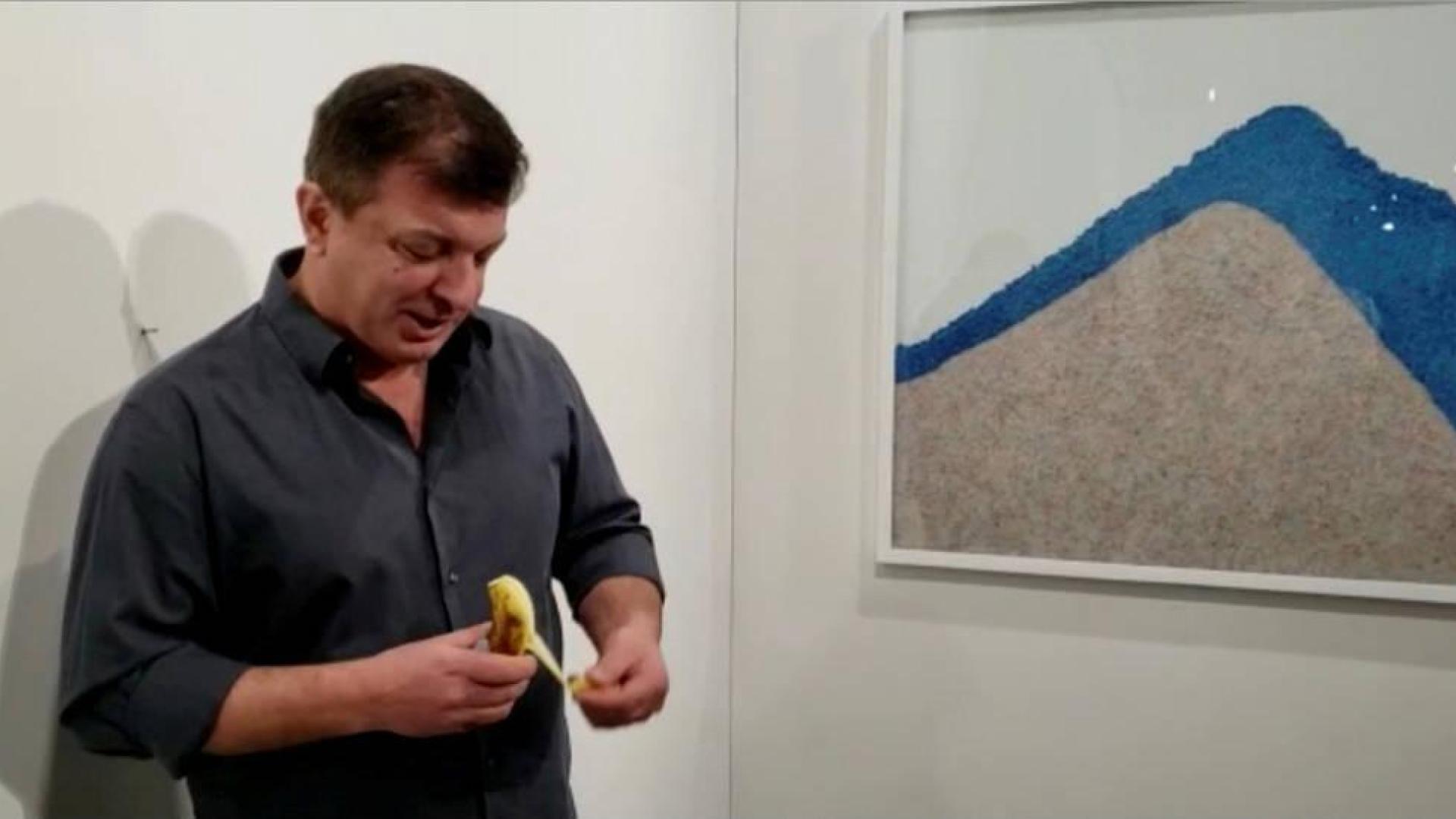 Otro artista se come un plátano pegado a la pared vendido por 120.000 dólares