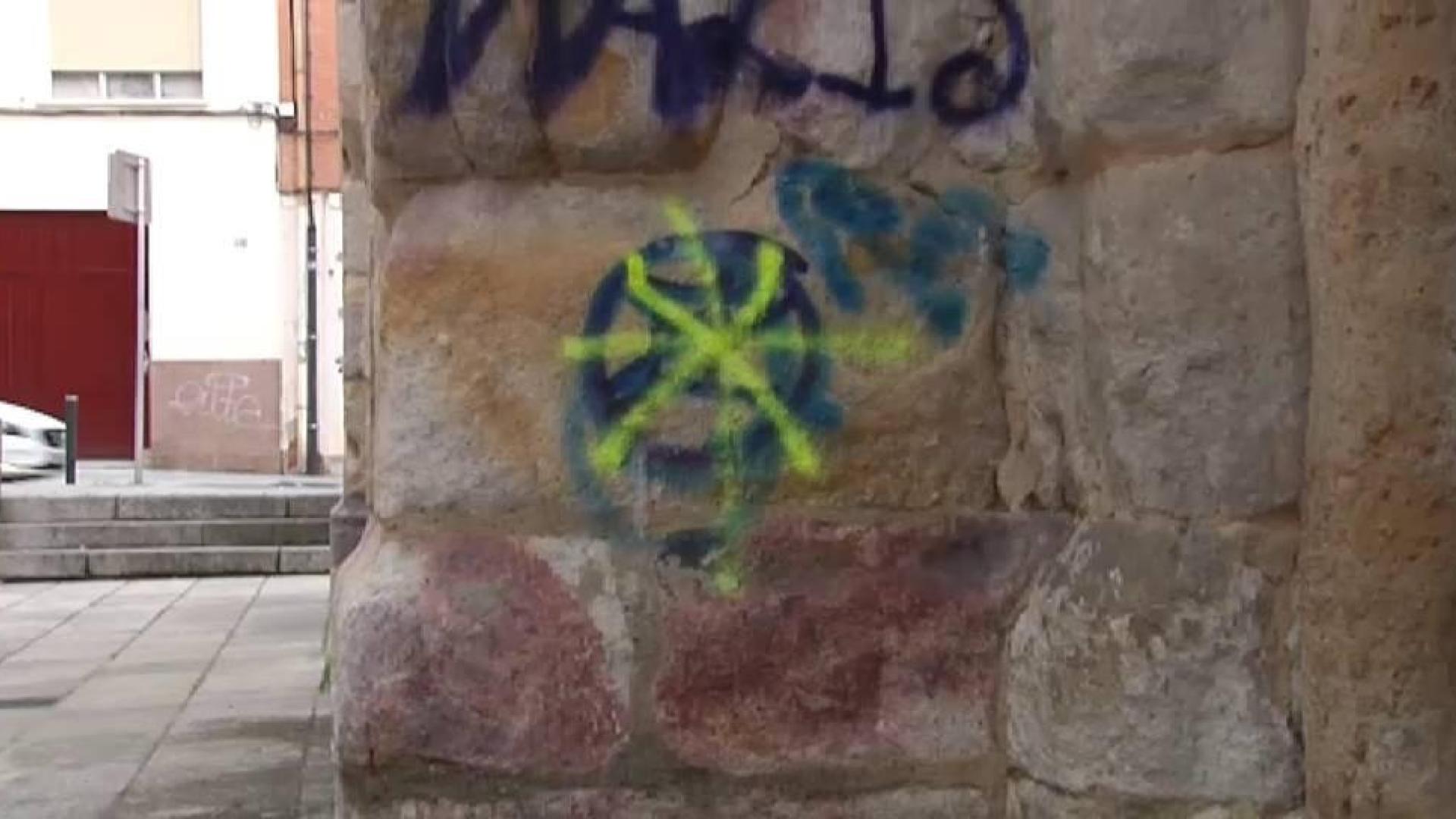 Pintadas vandálicas destrozan la fachada de la Iglesia de San Esteban, en Zamora