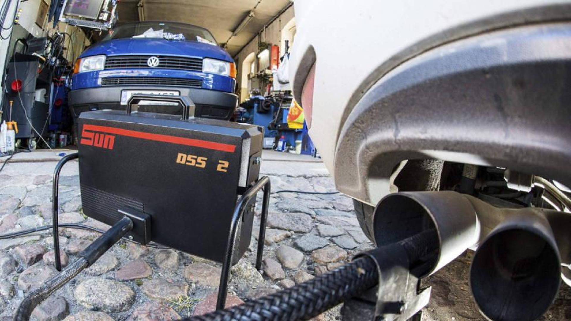 Un equipo portátil mide las emisiones del escape de un coche de del grupo Volkswagen equipado con el motor EA 189.