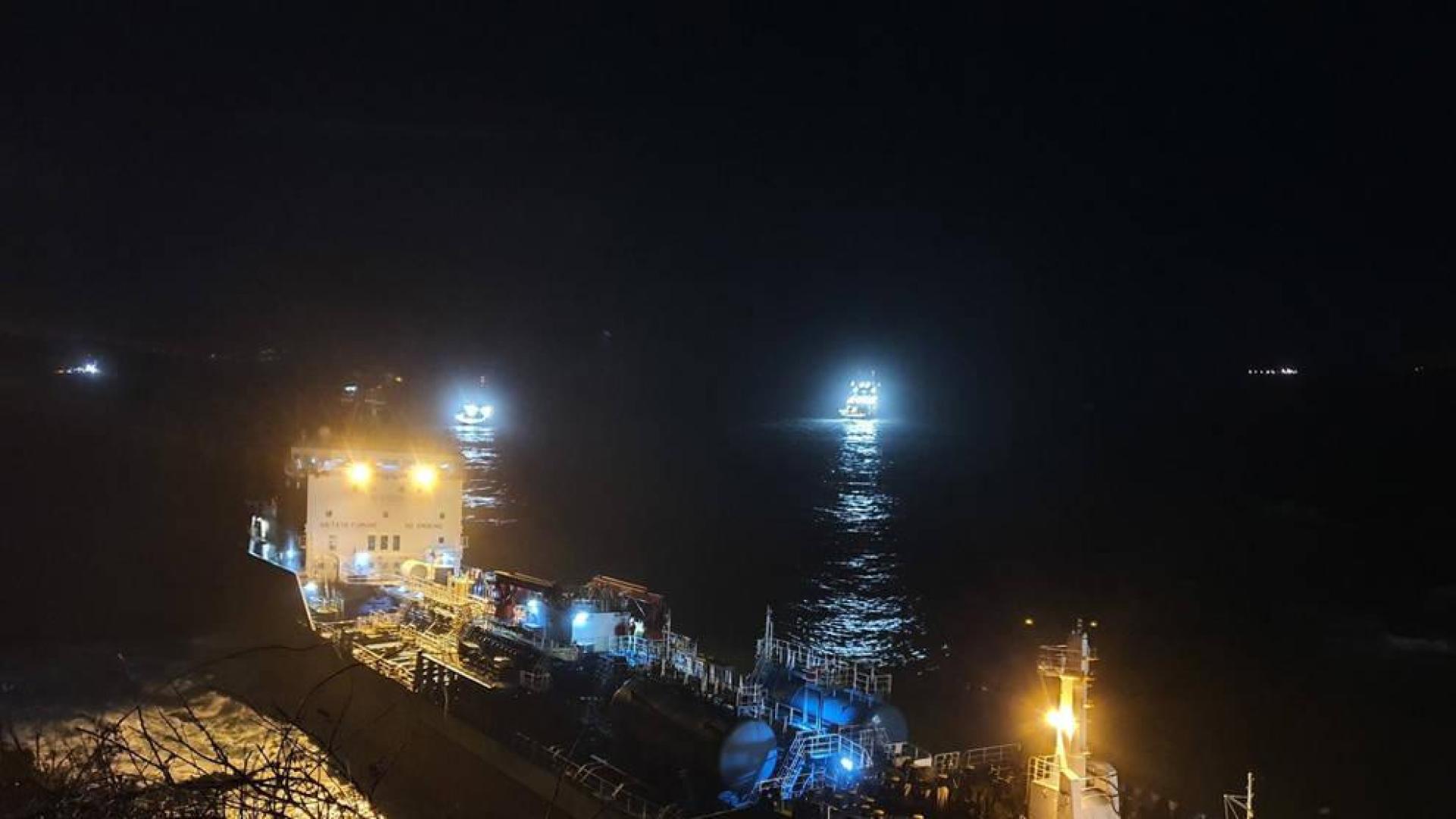 El 'Blue Star' sigue encallado en Ares al fracasar el segundo intento de reflotarlo