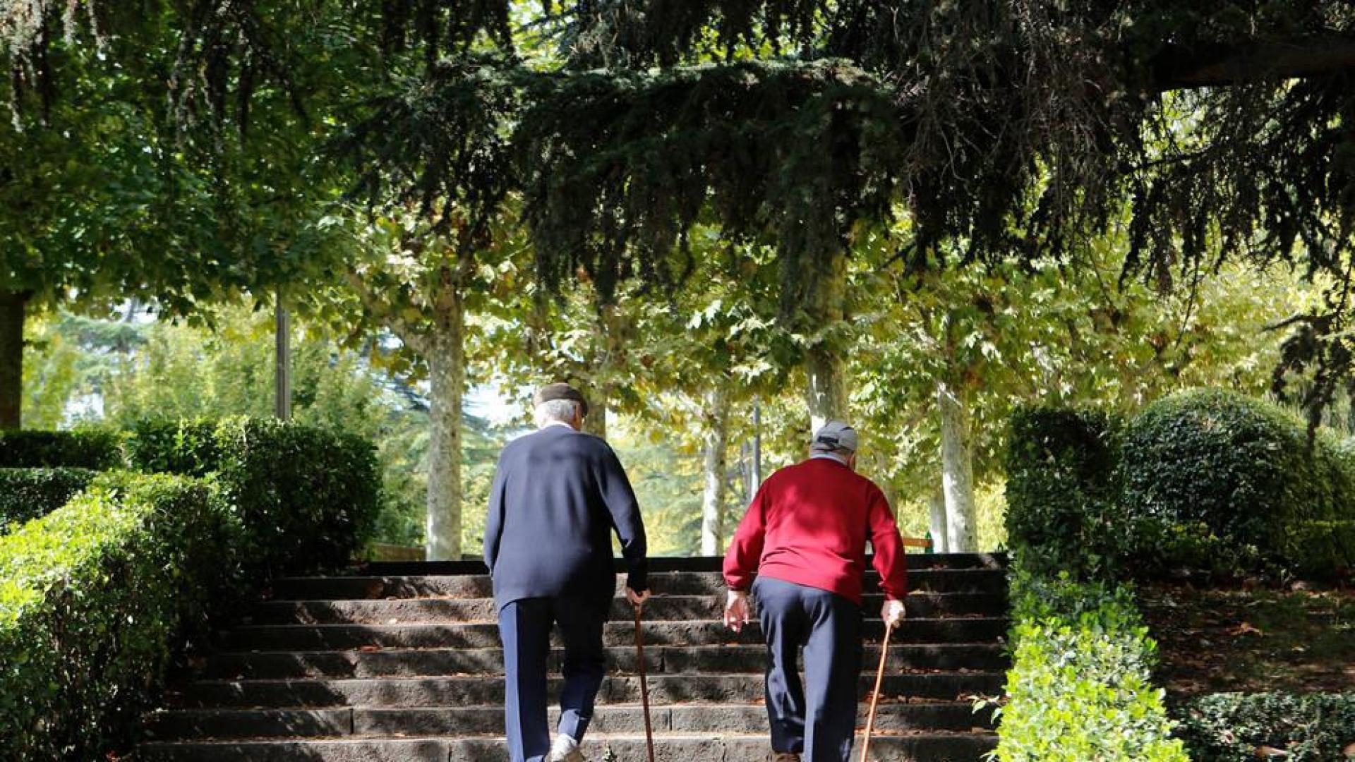 Dos hombres suben unas escaleras.