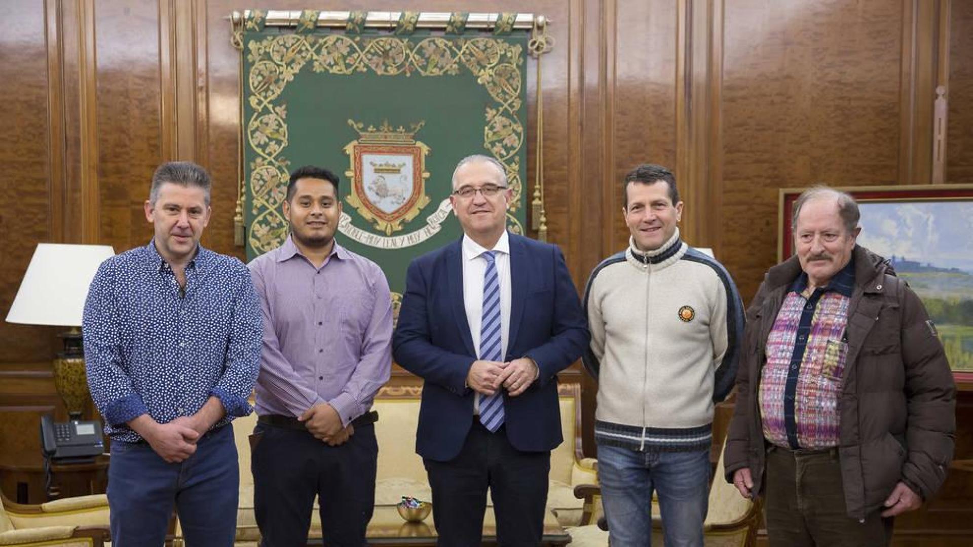 Maya recibe al representante municipal del departamento guatemalteco de Jalapa