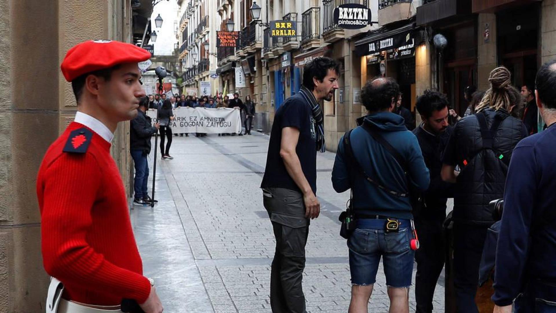 El director Félix Viscarret en San Sebastián durante el rodaje de 'Patria', la serie basada el 'best-seller' de Fernando Aramburu