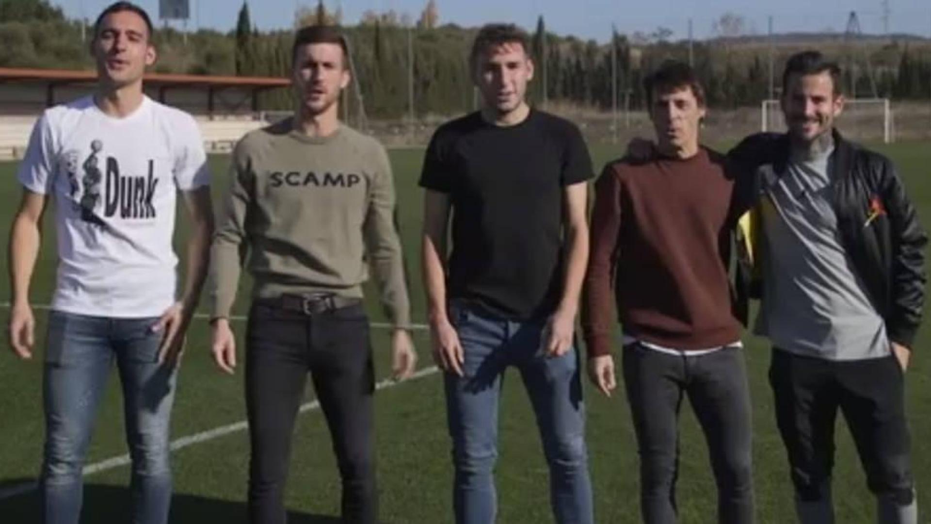 Jugadores de Osasuna cantan su propia versión de 'Lau Teilatu'