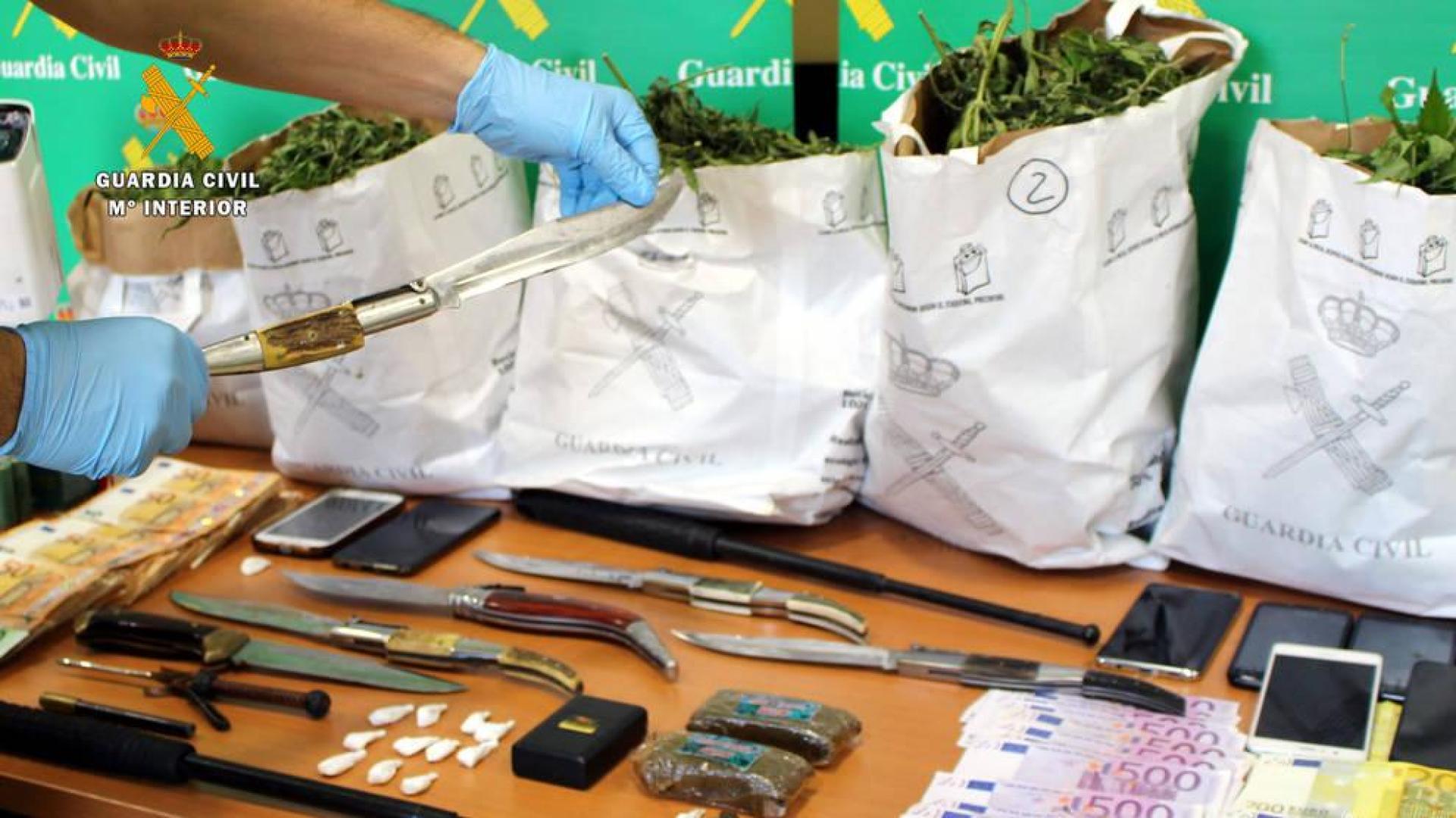 Arrestadas 69 personas que vendían drogas y organizaban peleas de gallos