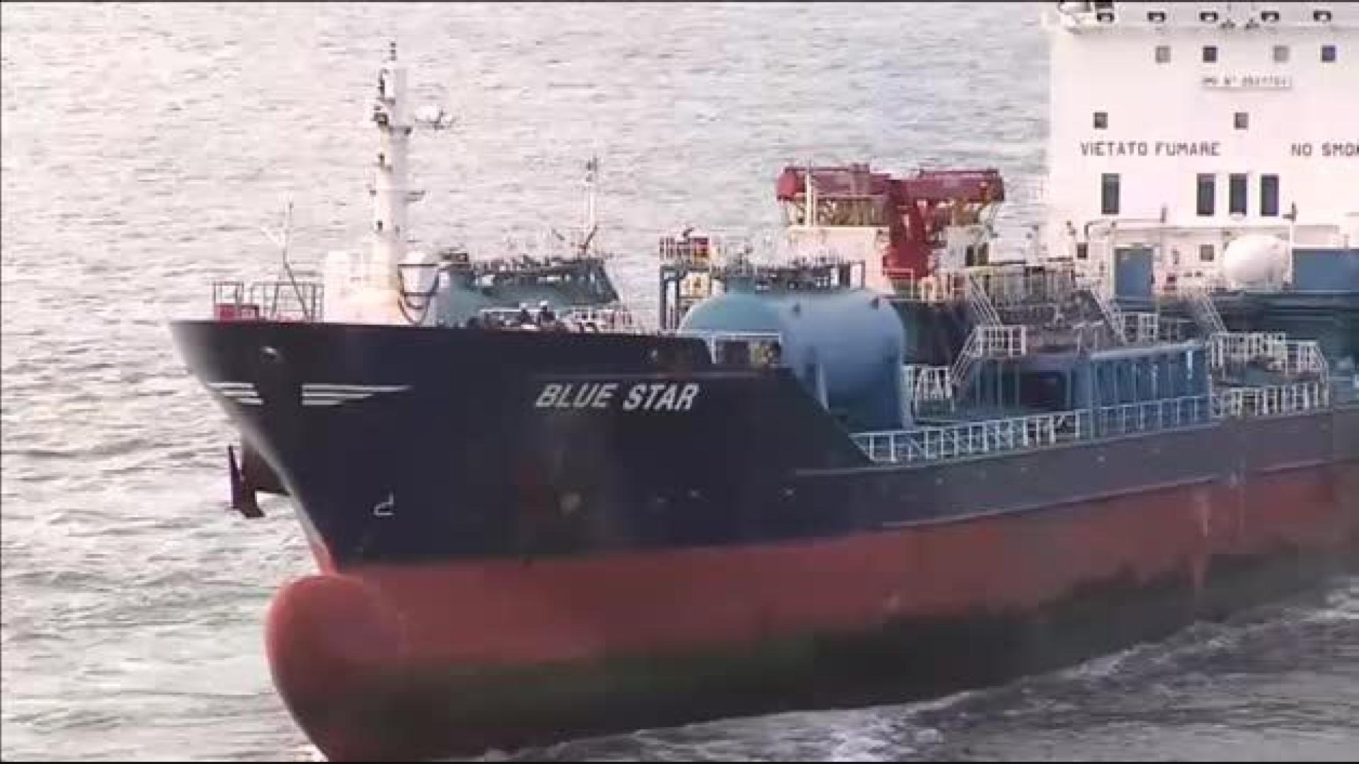 El buque encallado Blue Star vuelve a navegar