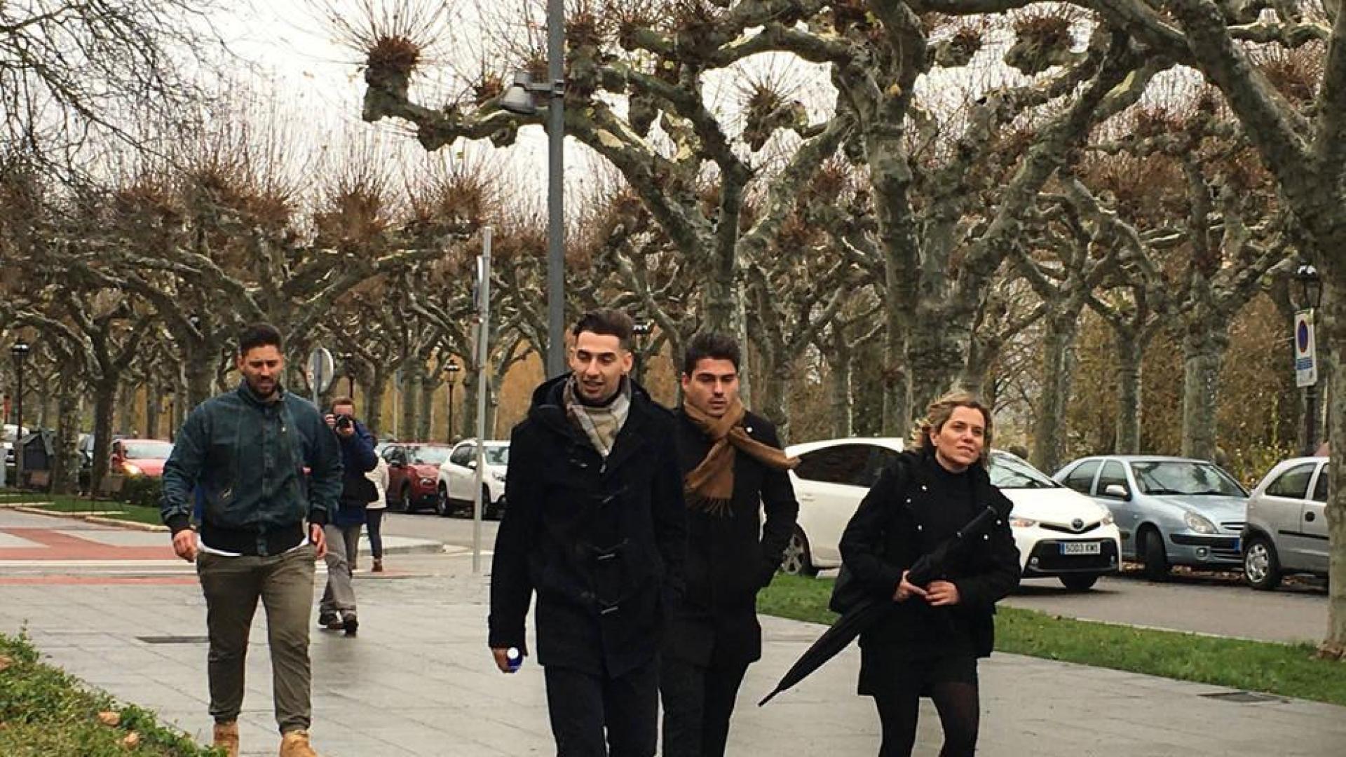 Los exjugadores de La Arandina llegan a la Audiencia de Burgos junto con la defensora de uno de ellos