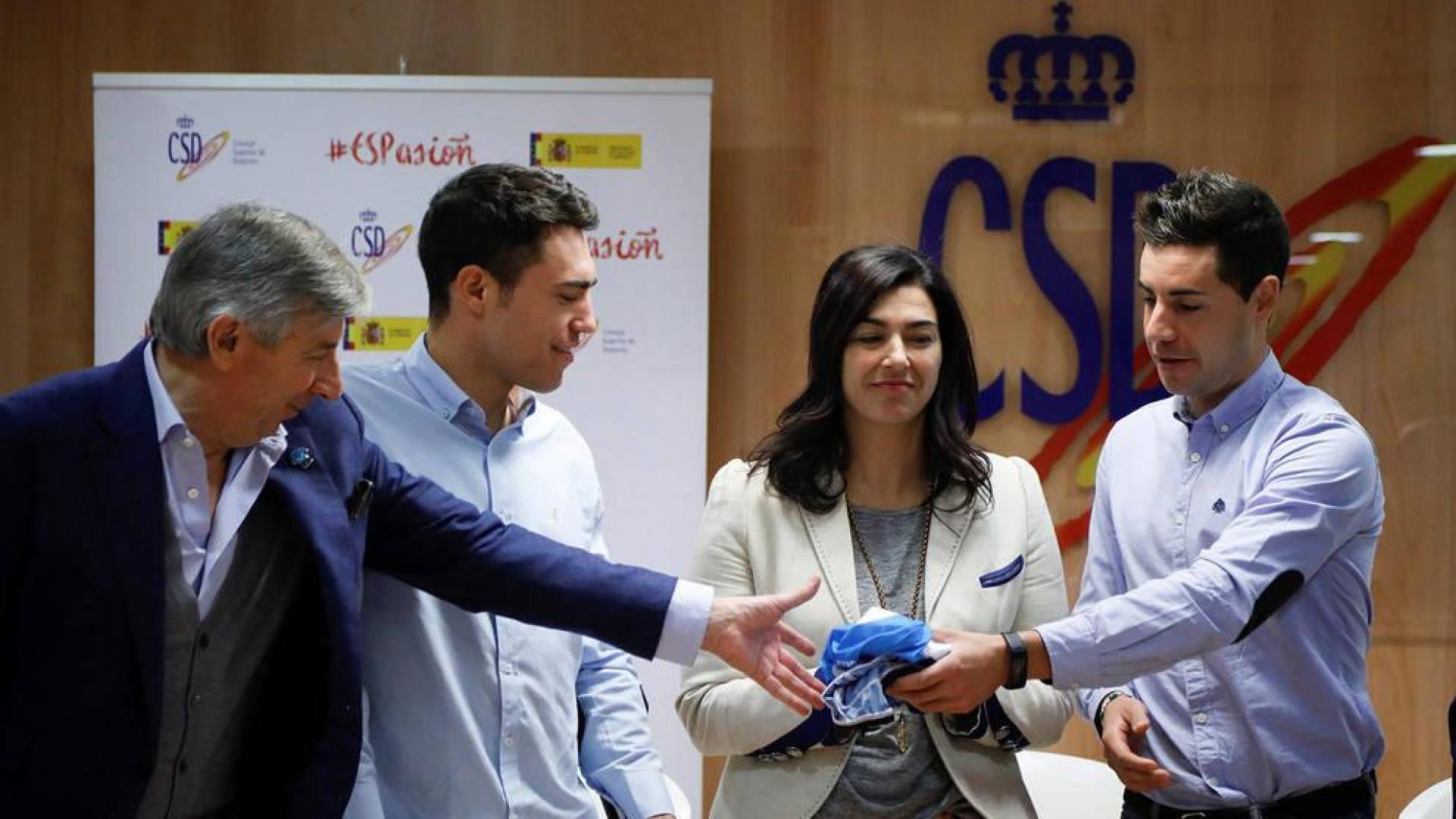 Los ciclistas Albert Torres (2i) y Sebastián Mora (d) asisten este jueves a su presentación como nuevas incorporaciones al Movistar Team de ciclismo junto a la Secretaria de Estado de Deporte, María Jose Rienda (2d), y el Director deportivo del equipo, Eusebio Unzue (i).