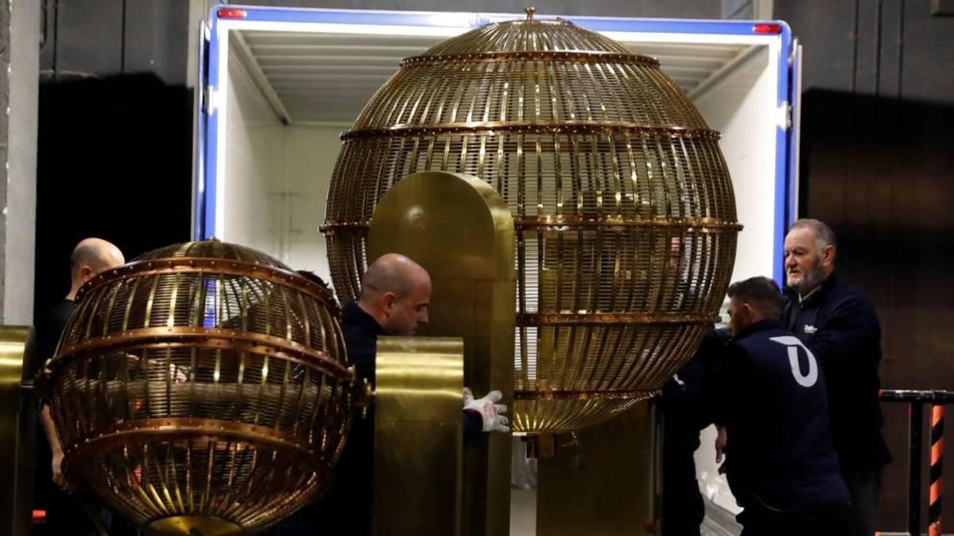 Los bombos del sorteo de Navidad ya están en el Teatro Real