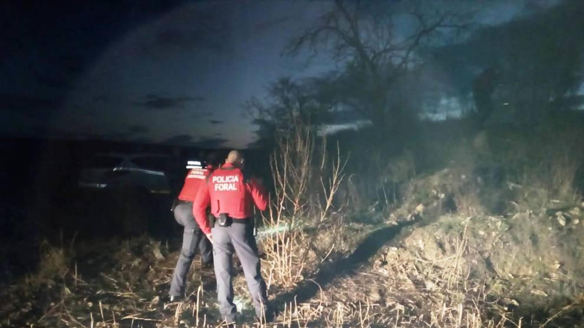 Policías forales inspeccionan el terreno en el que ha resultado herido el cazador