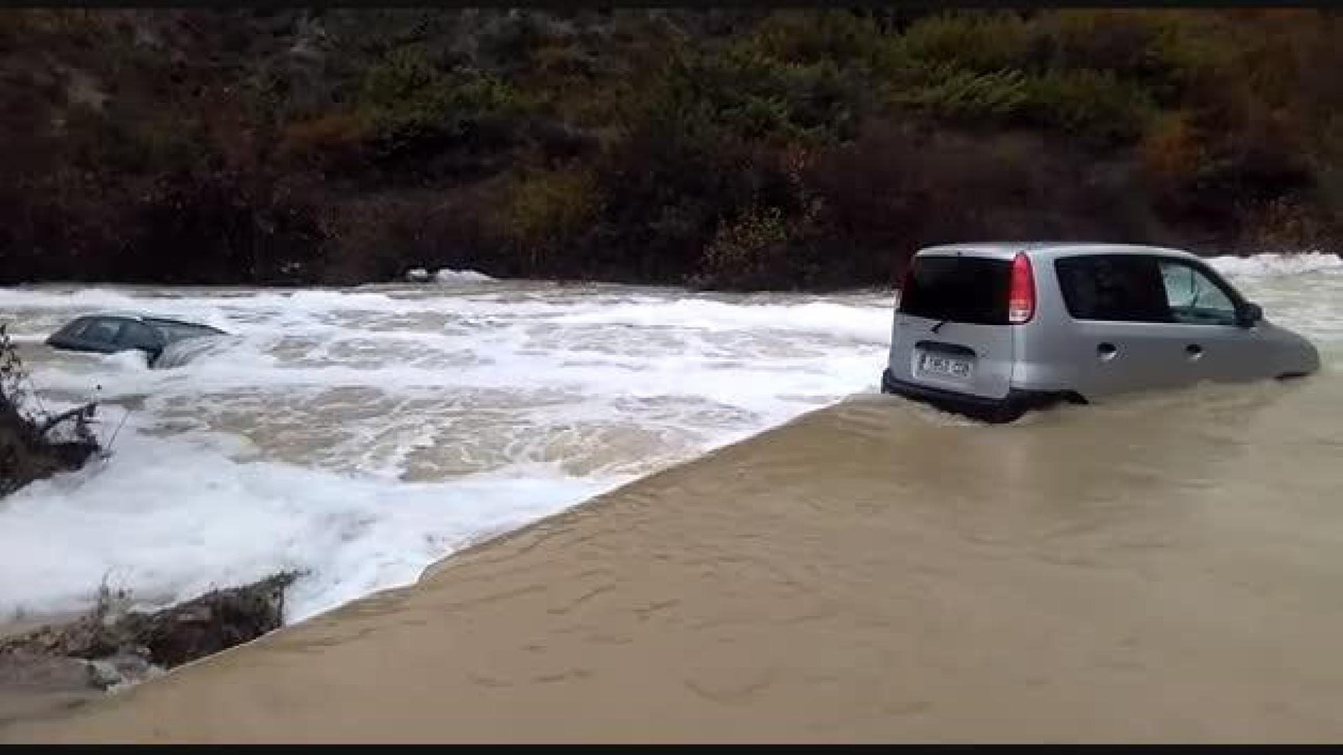 Vehículos arrastrados por la riada en Erdozáin